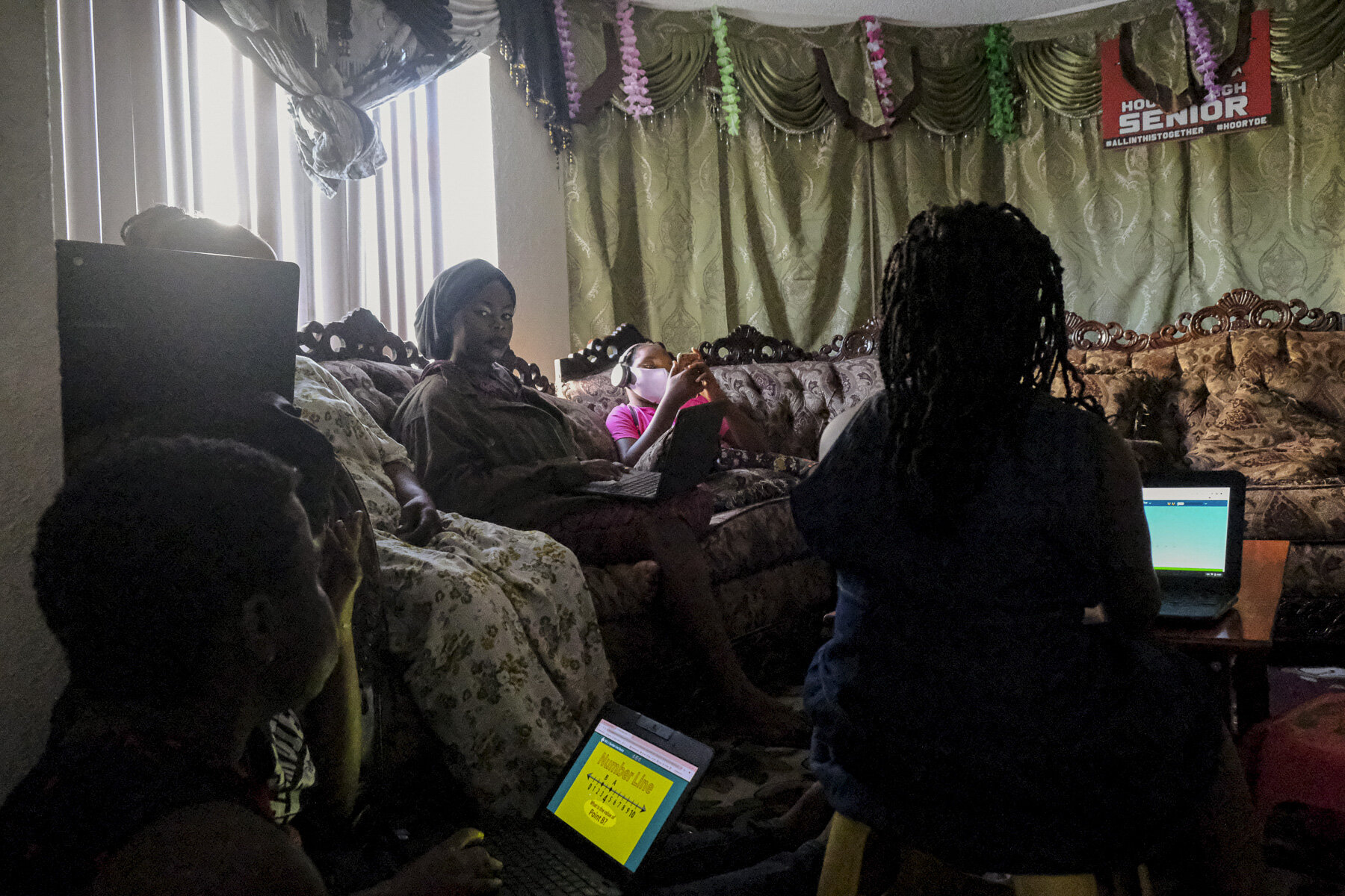  USA, San Diego, CA, October 26, 2020. Consolata Shabani, 38, attends a Zoom ESL class from her living room. Shabani says it’s more difficult to understand the class on Zoom and feels more comfortable asking questions in person. Originally from The C