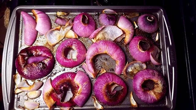 Asiaern's on hiatus because Chick n' Dumplin are trying to graduate, but that doesnt mean we're still not cooking up a storm!! Check out these BEAUTIFUL roasted red onions inspired by @bonappetitmag healthyish breakfast sandwich

#healthyish #bonappe
