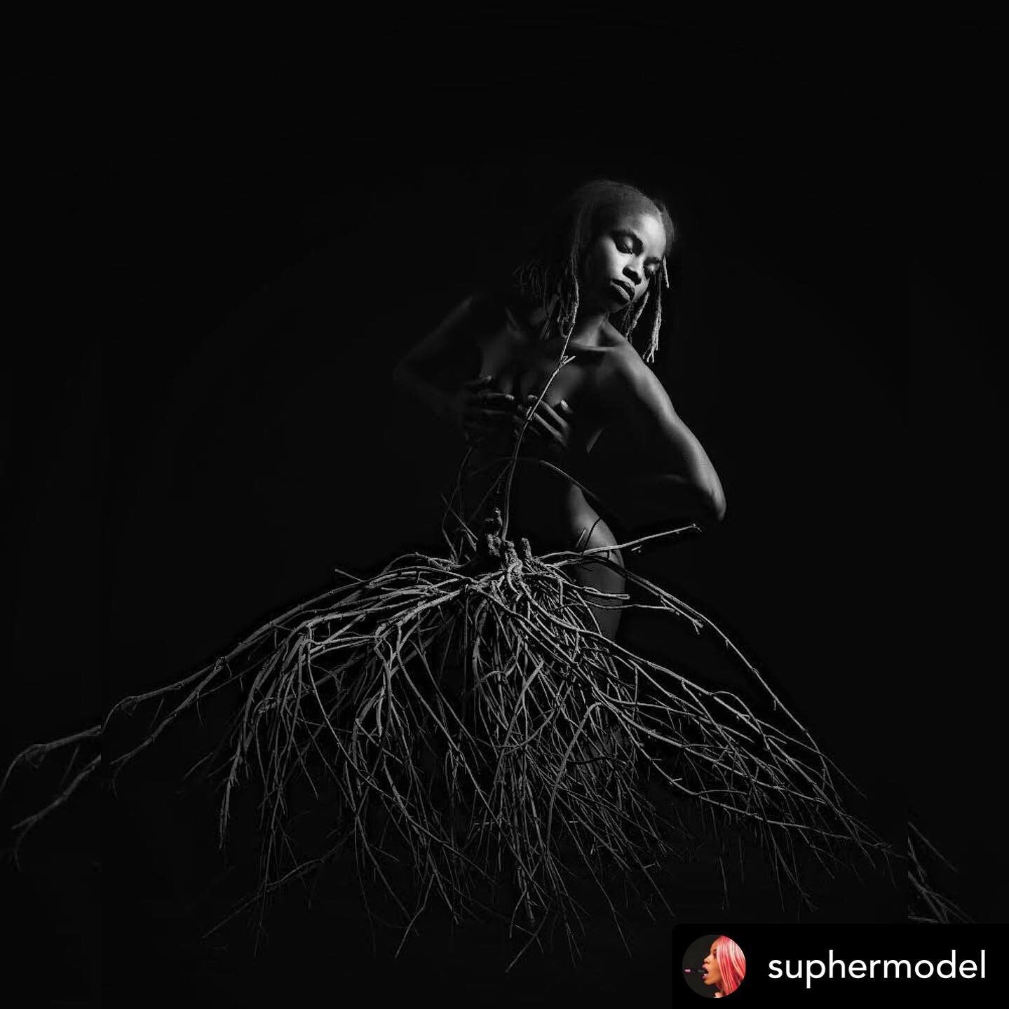 Amazing concept and execution! 

OP&bull; @suphermodel 🪡𝕊𝕙𝕖&rsquo;𝕤 𝕒 𝕟𝕖𝕖𝕕𝕝𝕖 𝕚𝕟 𝕒 𝕙𝕒𝕪𝕤𝕥𝕒𝕔𝕜

Model: @suphermodel 
Photographer: @modelsonview 
Studio: @shapeshift.rentalstudio 

#ChameleonCooper #supHERmodel #modellife #losangel