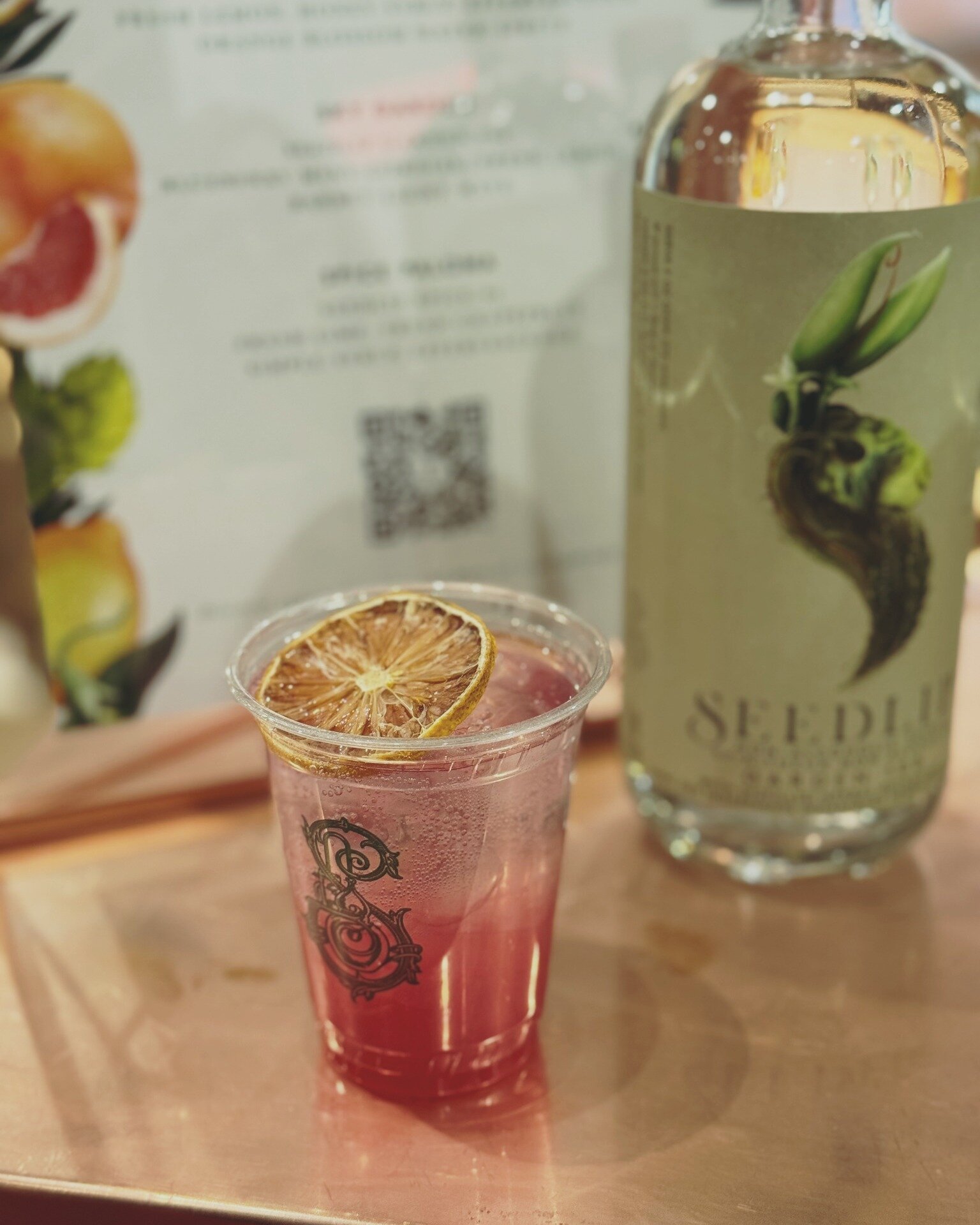 Not being a big fan of alcoholic beverages, I found my drink I can enjoy for any occasion! #Seedlip is the world&rsquo;s first distilled non-alcoholic spirit, solving the ever-growing dilemma of &lsquo;what to drink when you&rsquo;re not drinking.
It