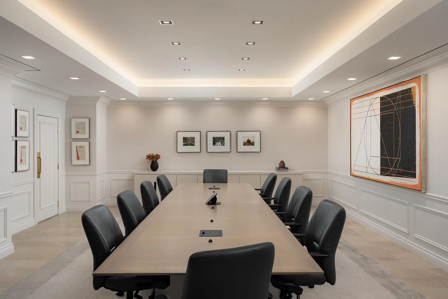 A space for ideas to take shape!
Timeless finishes, soft lighting, and balanced proportions bring focus and comfort to every meeting in this boardroom. 
When the environment feels right, conversations flow and decisions come naturally.
Photography