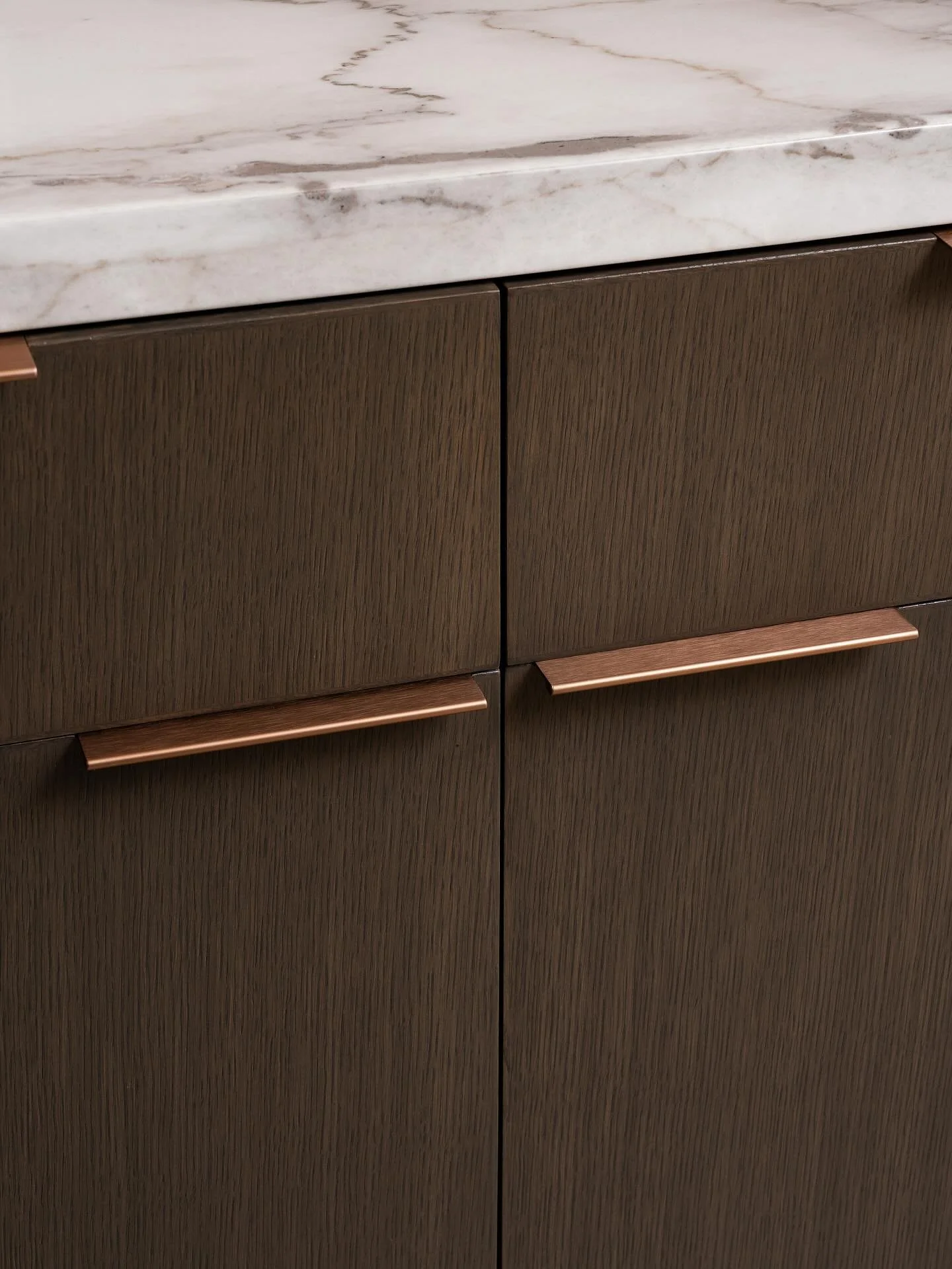 It’s all in the details!
I love how these sleek bronze pulls add depth to the wood cabinetry and help it bring out the natural texture.
Photography by: @danmolinastudio 
#storicadesign 
#designdetail 
#commercialinteriors 
#officedesign 
#ki