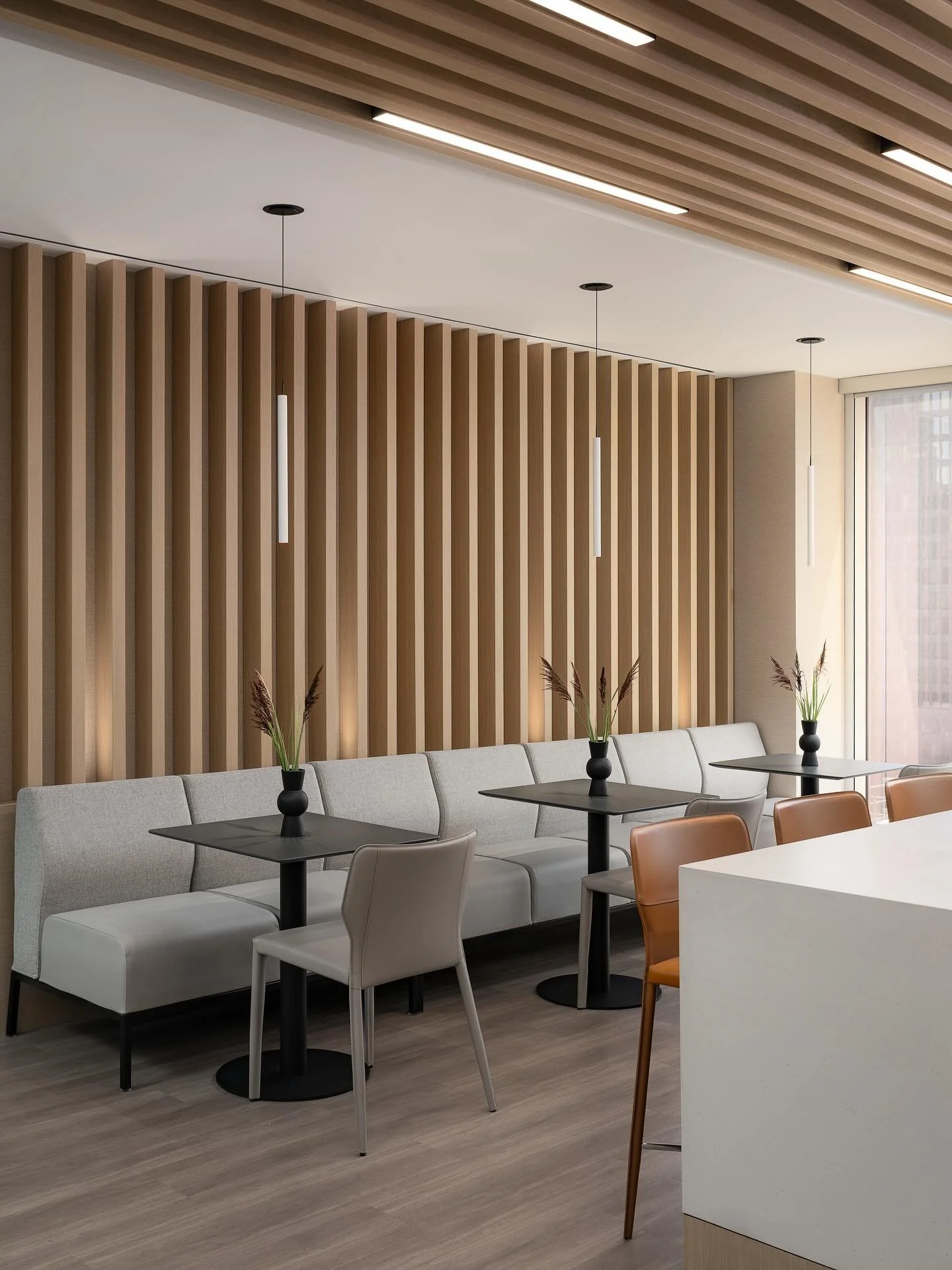 This corporate lunchroom was thoughtfully designed to be both functional and inviting! 
Natural tones, clean lines, and textures help bring calm to the workday and the layout ensures practicality for everyday use.
Photography by: @danmolinastudio