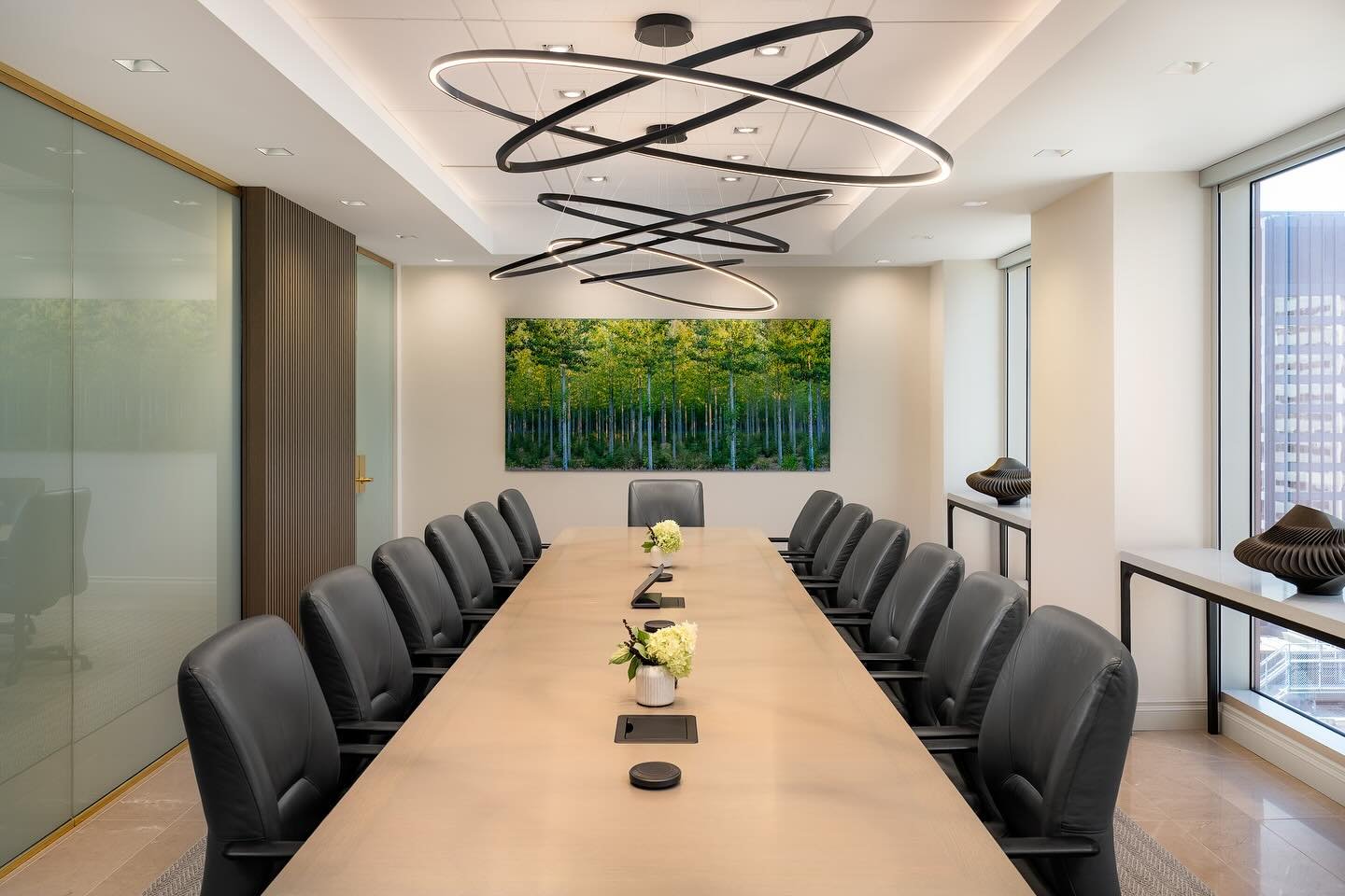 Natural light is one of the simplest ways to support well-being at work. By bringing in natural light, this boardroom feels open, grounded, and ready for meaningful conversations and productive days!

Photography by: @danmolinastudio 

#storicadesign