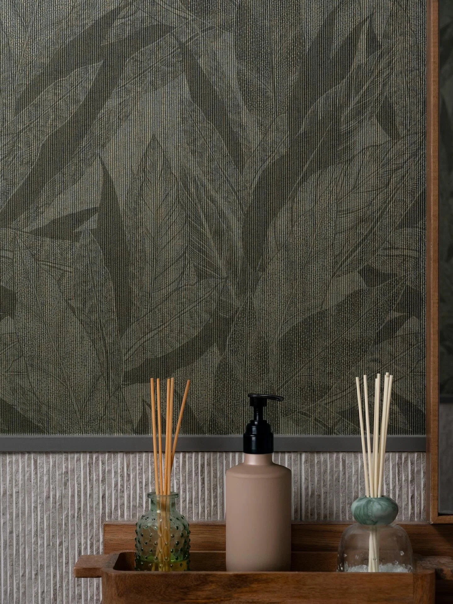 I absolutely love working with different wallpapers as the options are endless! The impact of this space comes from its layers, the mix of materials creating the composition and dramatic effect.

Photography by: @danmolinastudio 

#storicadesignstudi