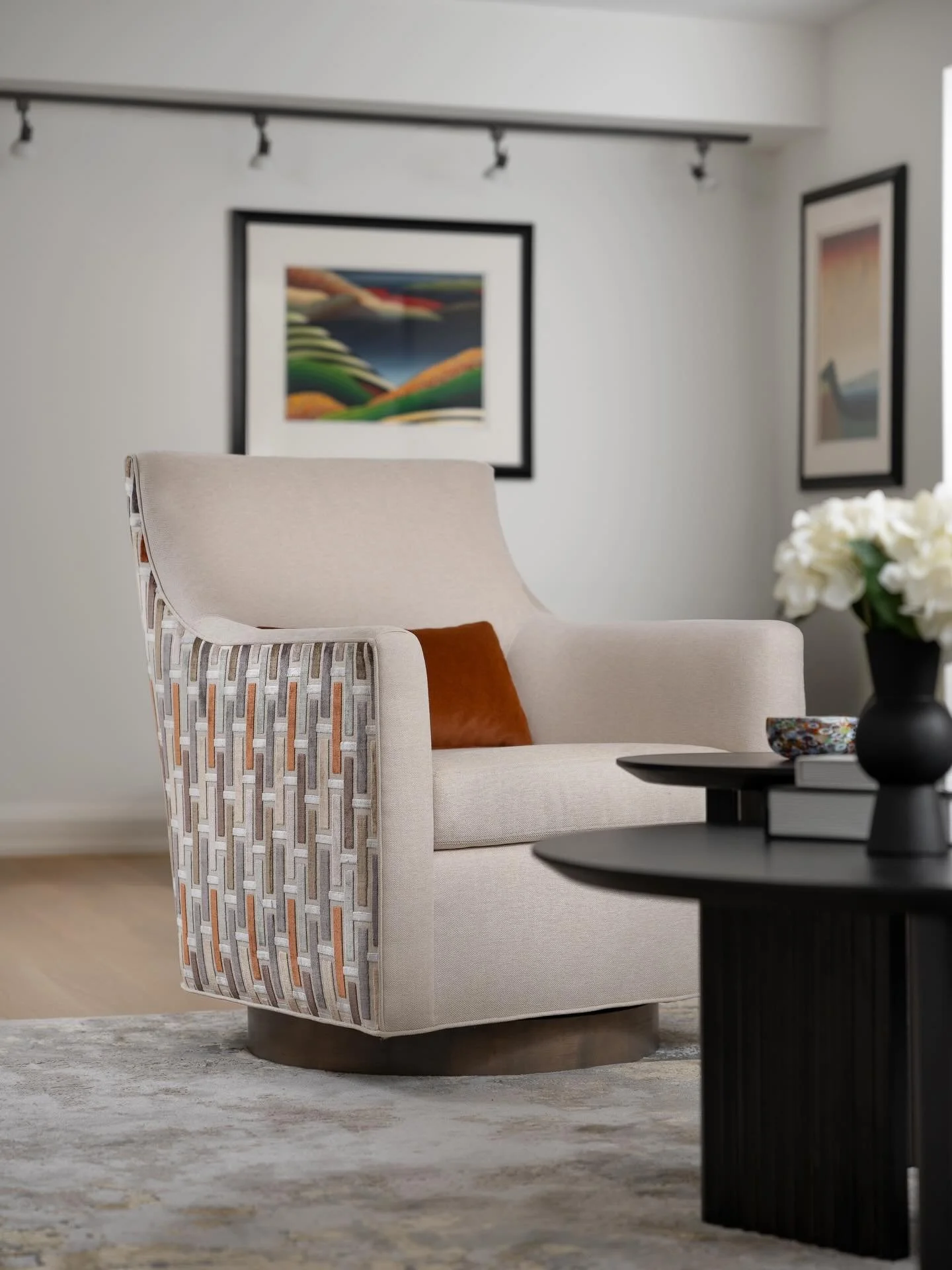 Every home needs a place to sit, reset, and just be!

Photography by: @danmolinastudio 

#storicadesignstudio #customfurniture #luxuryliving #kingcitydesigner