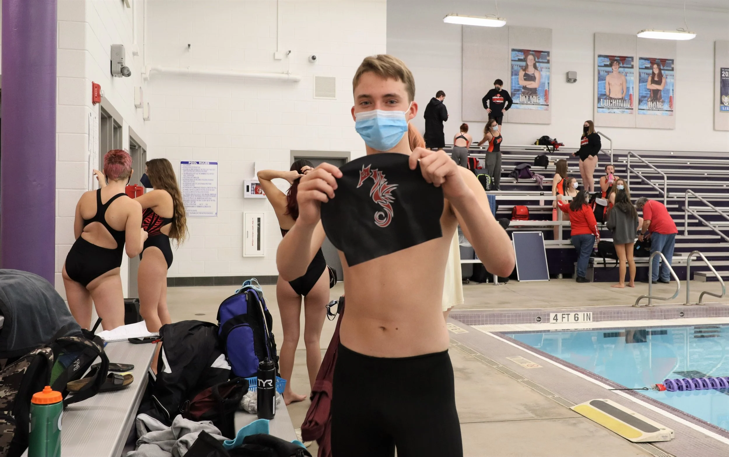 Seahorses splash into state championship 