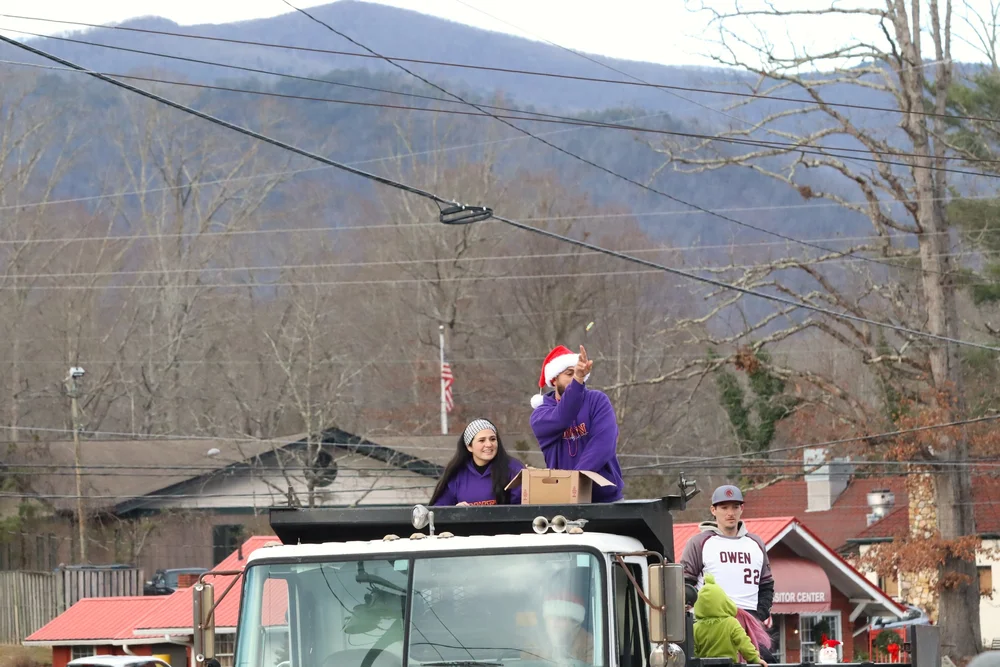 Black Mountain parade heralds season's tidings on State Street