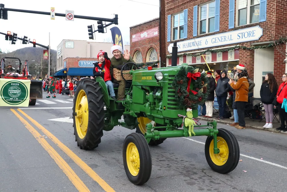 Black Mountain parade heralds season's tidings on State Street