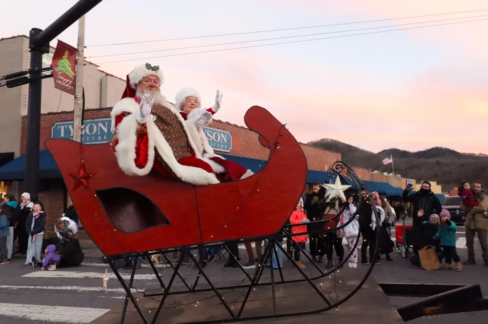 Black Mountain parade heralds season's tidings on State Street
