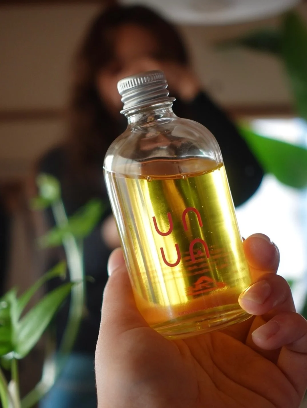 みんな、冬の乾燥ケアどうしてる？

わたしは最近、UNUAのオイルを使い始めてとても良かったので、久しぶりにおすすめサステナブルコスメのご紹介✴︎

ヴィーガンセルフケアブランドUNUAの「アロマティックリッチリピッド」

日本の豊かな自然と風土で生まれた植物由来の素材をベースに、人と植物がやさしく寄り添うようにつくられています。

100%オーガニックのカラスムギ穀粒油（ECOCERT認証）とゴールデンホホバオイル（OIA認証）がベースで、合成香料や添加物は一切なし。
香りは、日本産精油を用い