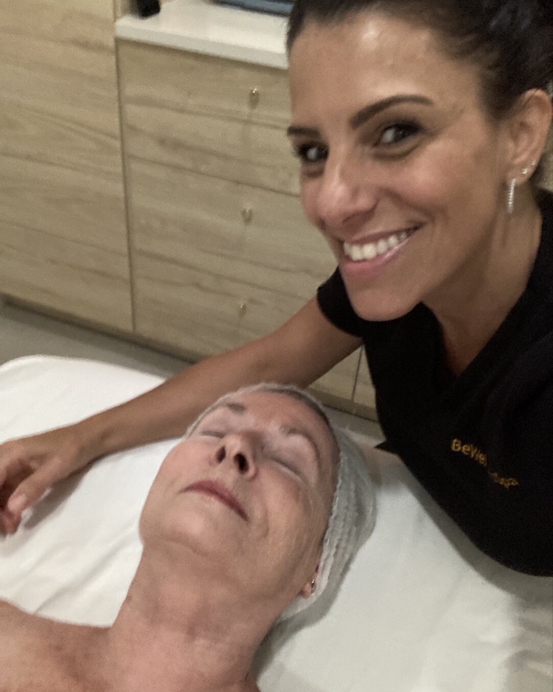 The next best thing to a full body massage is having an amazing facial 🥰 Thanks Niki! @bewellmedspa 🤩
#dontforgetaboutmommy #facialmassage #fortlauderdalefacials #skincare #selfcare #fortlauderdalemedspa #selfcaretuesday #selfcareeveryday