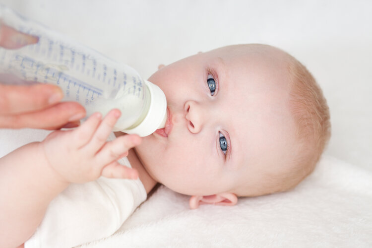 This baby has a narrow gape on the bottle.