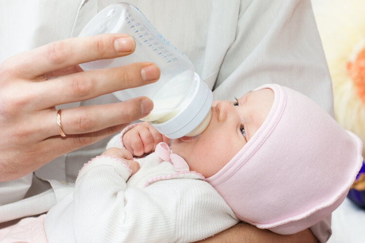 This baby has a wide gape on the bottle.