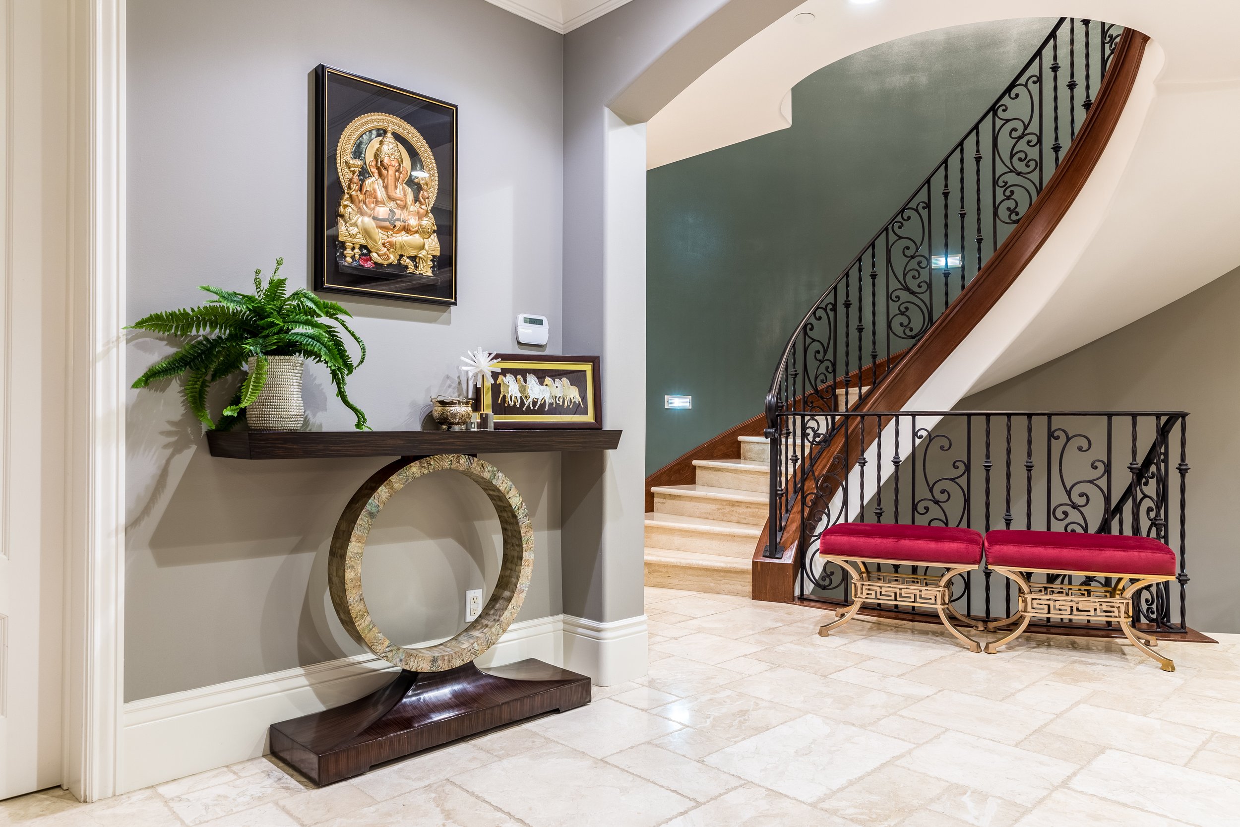 Pic8_Entry_Foyer_Staircase.jpg