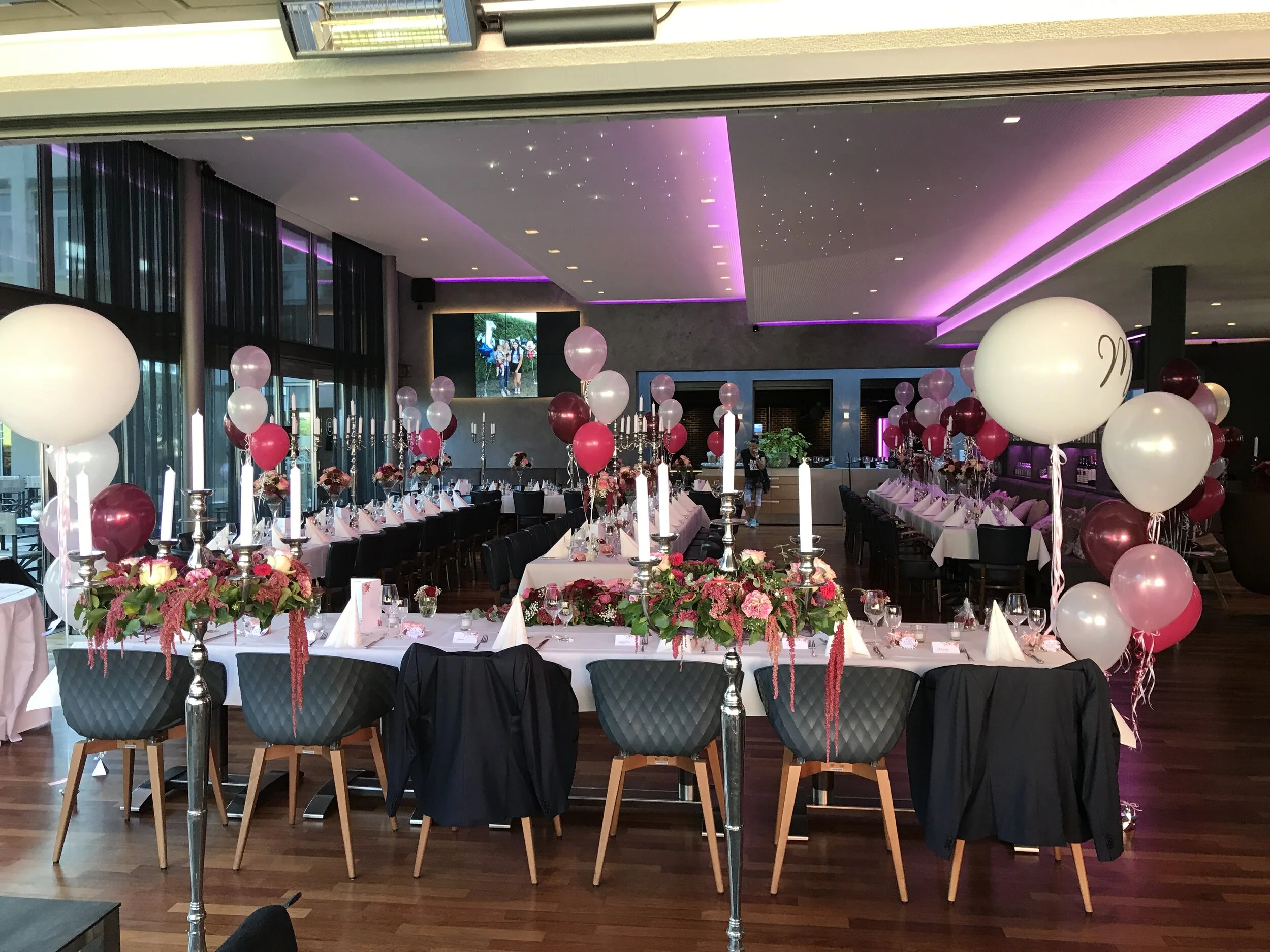 Saaldekoration Hochzeit 