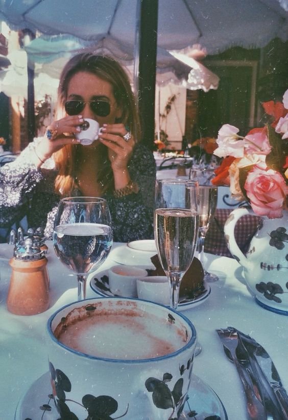 Gorgeous Girls Do Boozy Brunch
