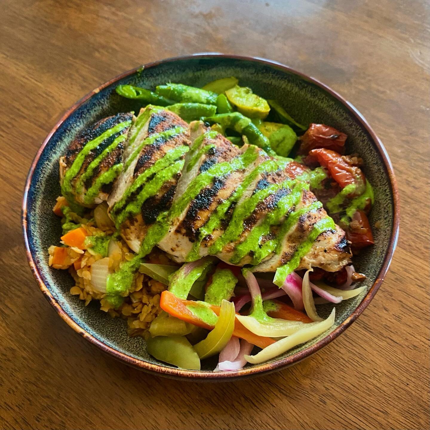 We had a savory start to the week with our blackened chicken and red lentil bowl🥣🐓 #blackenedchicken #redlentils #greengoddess