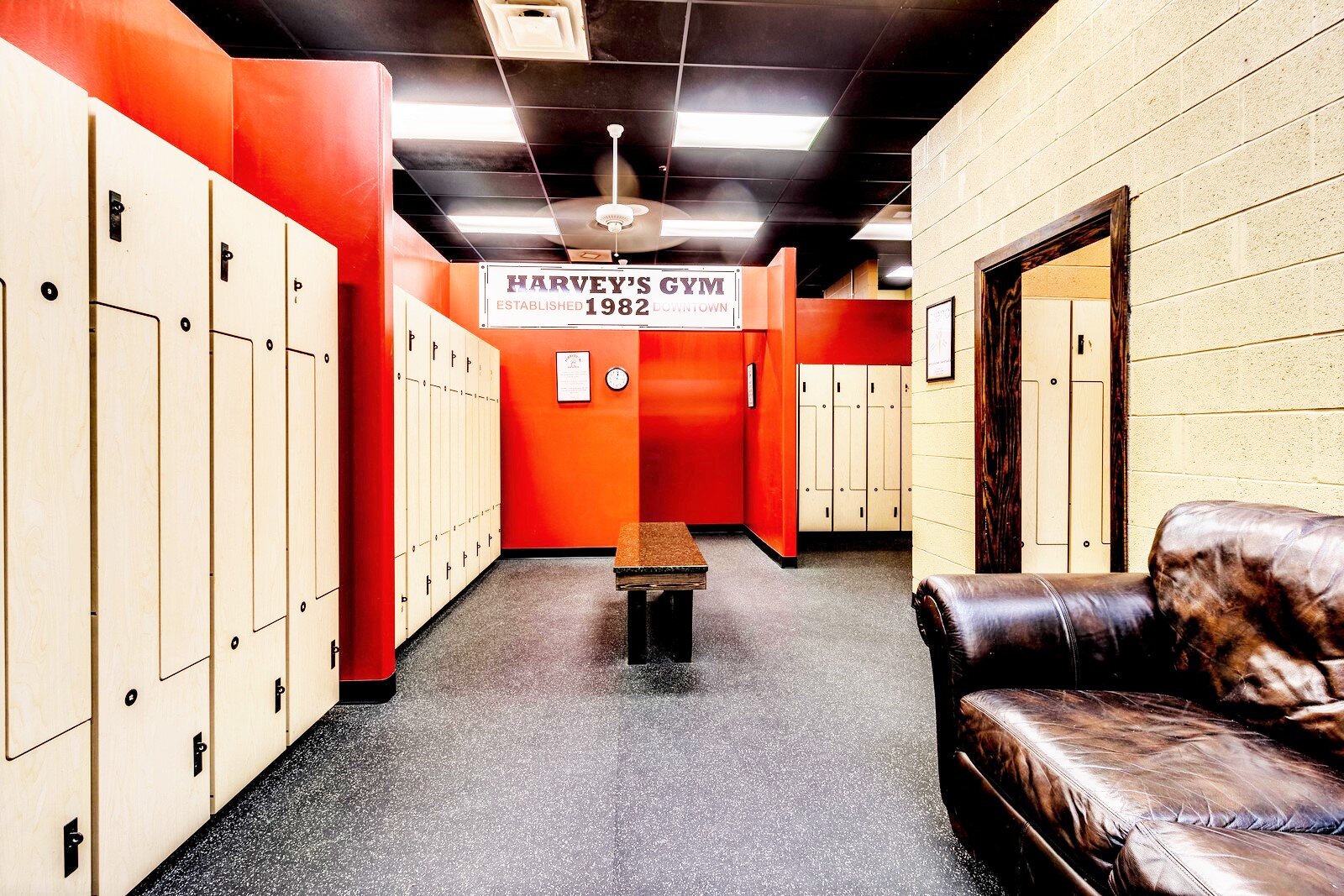 harveys-gym-locker-area.jpg