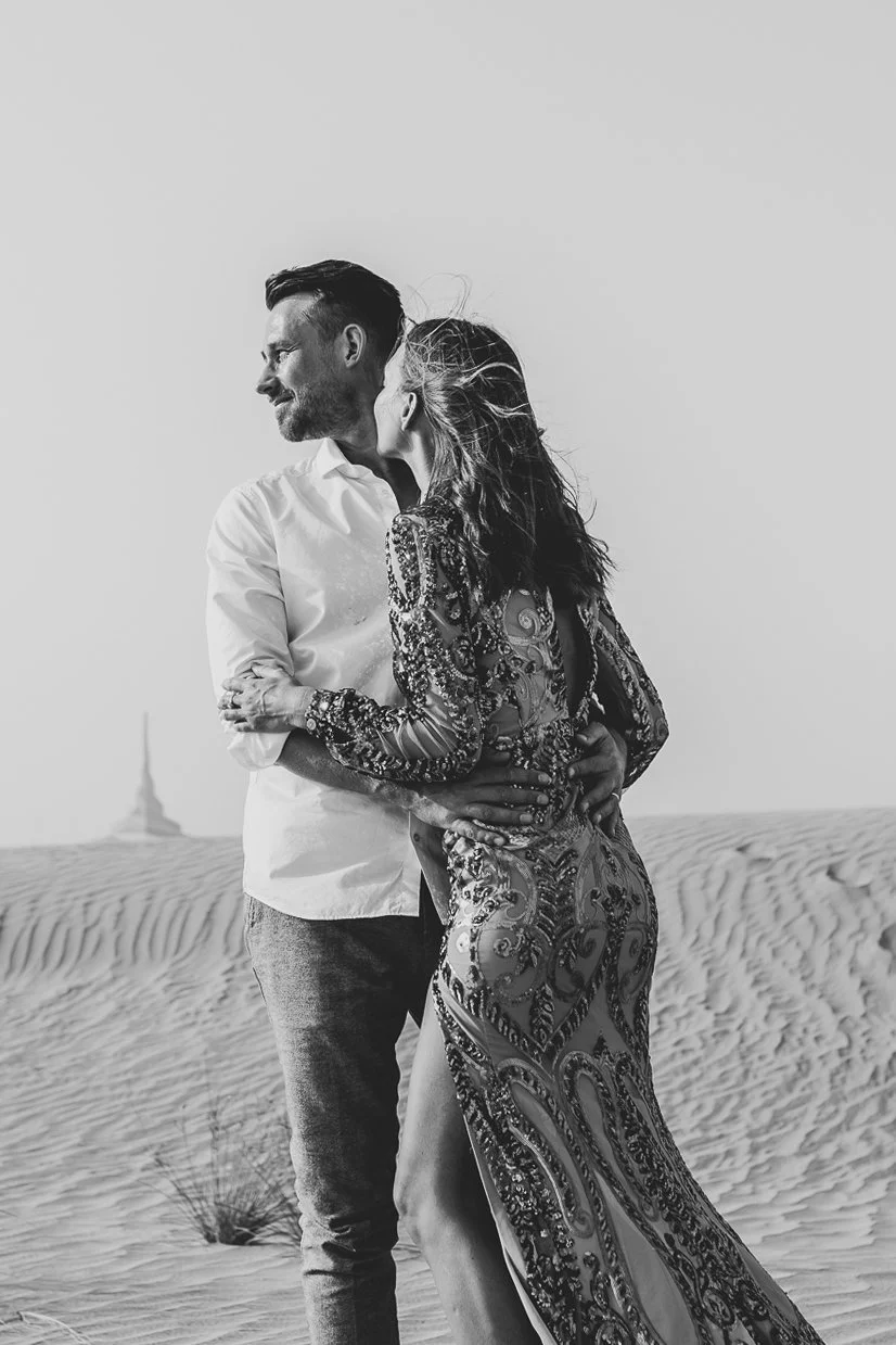 Dubai desert couple shoot female photohrapher