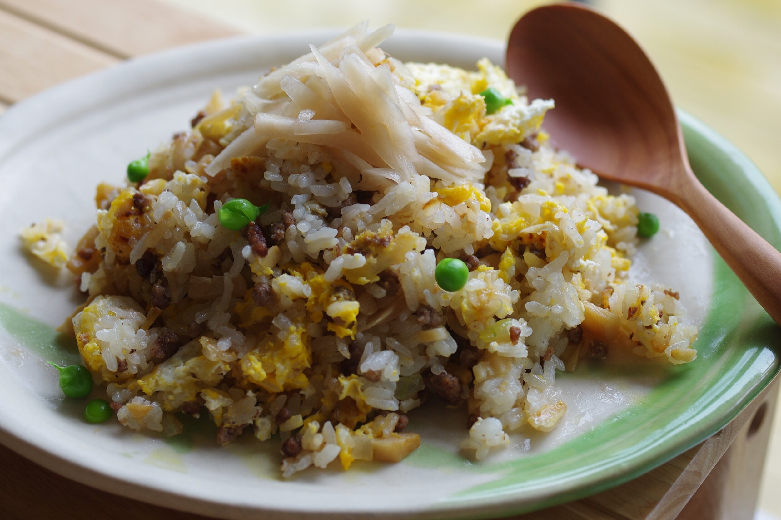 ● 150g&nbsp;&nbsp;minced pork&nbsp;● 1 garlic clove● 1 knot ginger&nbsp;● 1/4 white onion● 150g fresh or caned bamboo shoots cans (chopped)● 2 cups cooked Japanese rice● 2 eggs&nbsp;● 1 Tbs soy scauce● 1 Tbs sesame oil&nbsp;● Ginger pickles and green peas (optional )Serves 2