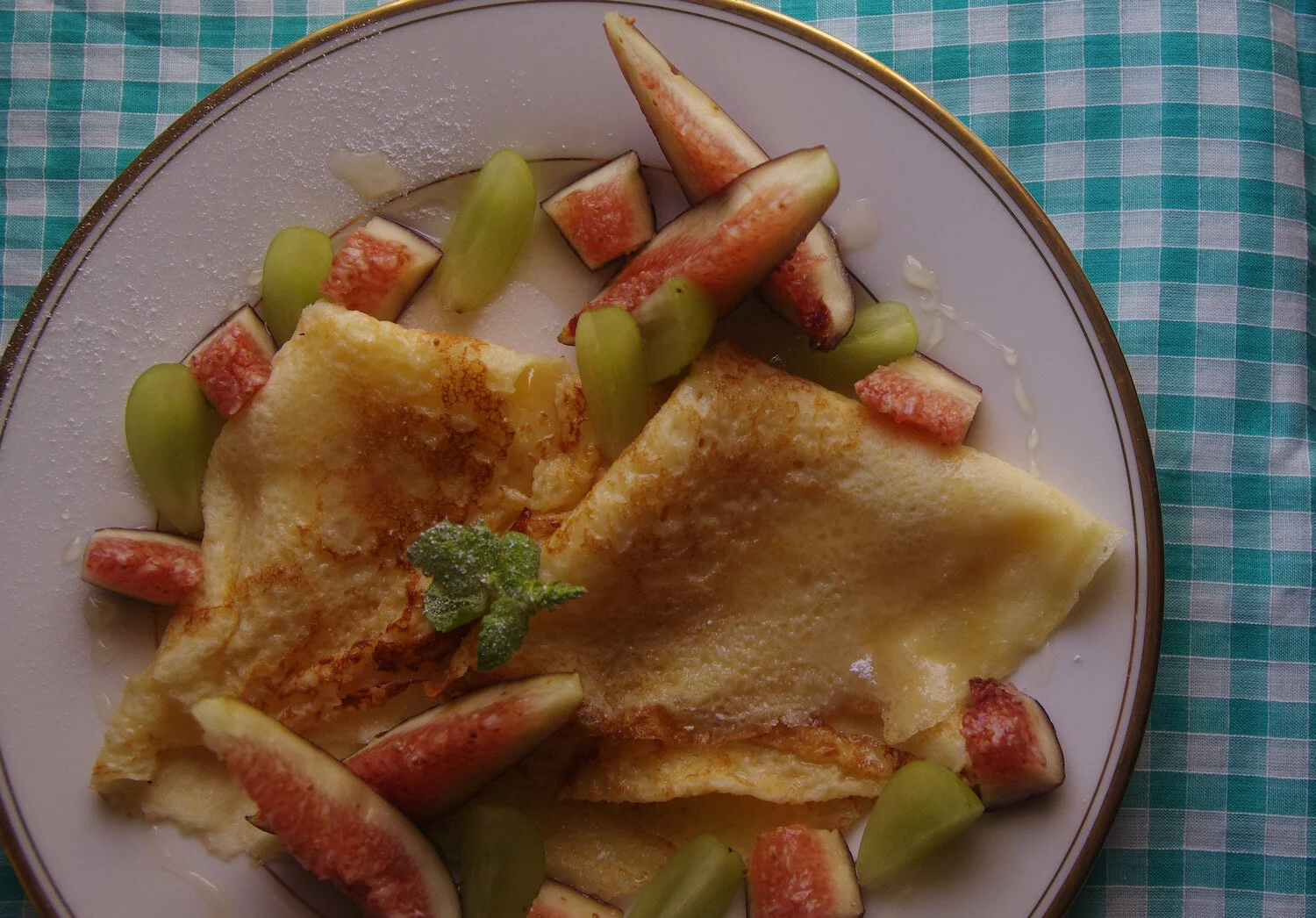 Crepe with summer fruit