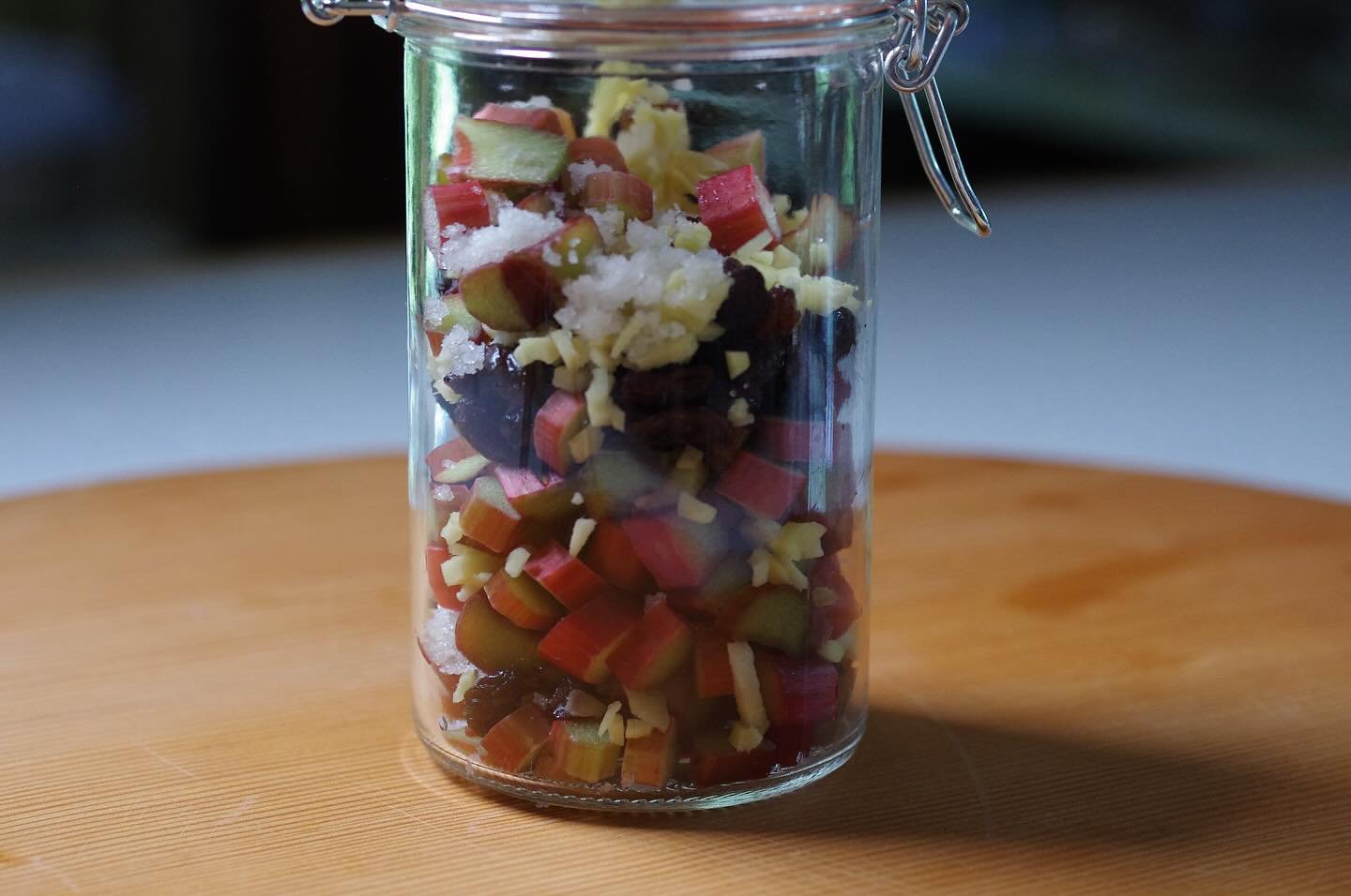 Rhubarb pickles 
Rhubarb (Blue color cup : 1 cup 250mL)
Dried raisins (Yellow color cup : 1/3 cup 80mL)
Ginger (Orange color cup : 1/4 cup 60mL)
Salt (Green and Yellow color spoons  together 1/3 Tbs) 
 ✳︎roughly about 14 % salt of rhubarb weight 

7/