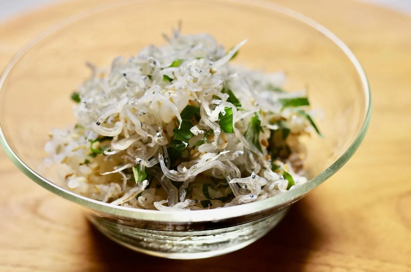 🍚Shiso Jyako Rice and Potato Salad🥗

Shiso leaves can be useful here and there&hellip; sprinkle them on grilled eggplant or mix them with rice. 

Combine shiso leaves, jyako (small dried fish), and sesame seeds with the rice. This was my solo dinne