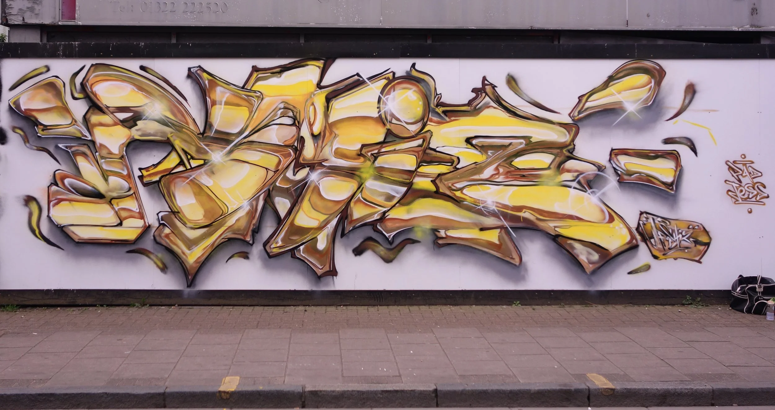 Graffiti piece street gold.jpg