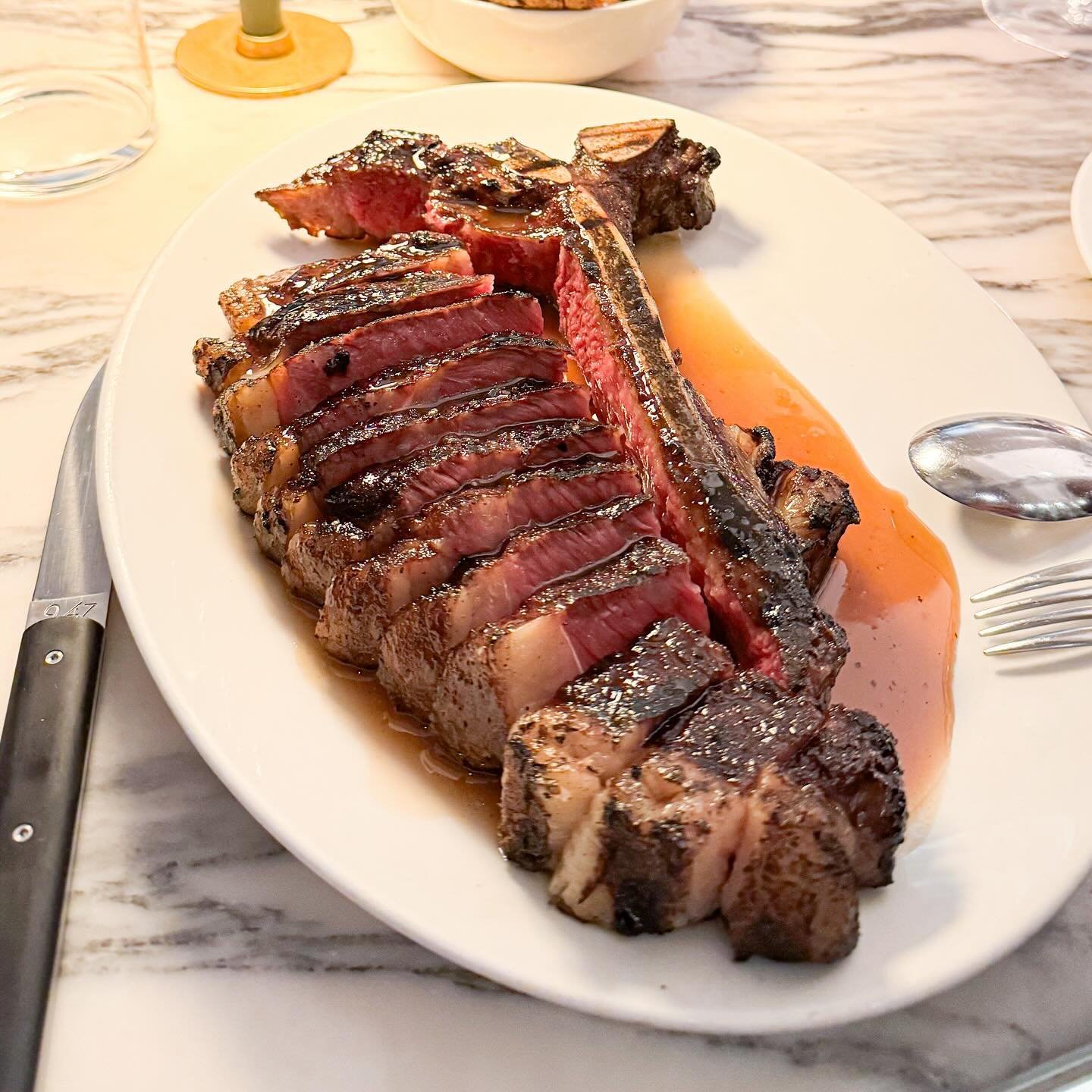 Bone-in sirloin from the impressive open-fire grill. At Notting Hill's Michelin-starred Dorian. 
&mdash; 
#sirloin #maxcoen #london  #onemichelinstar 
.
.
#mystorywithmichelin #michelinplate #michelinfood #delicious #eeeeeats #food #foodie #foodgasm 