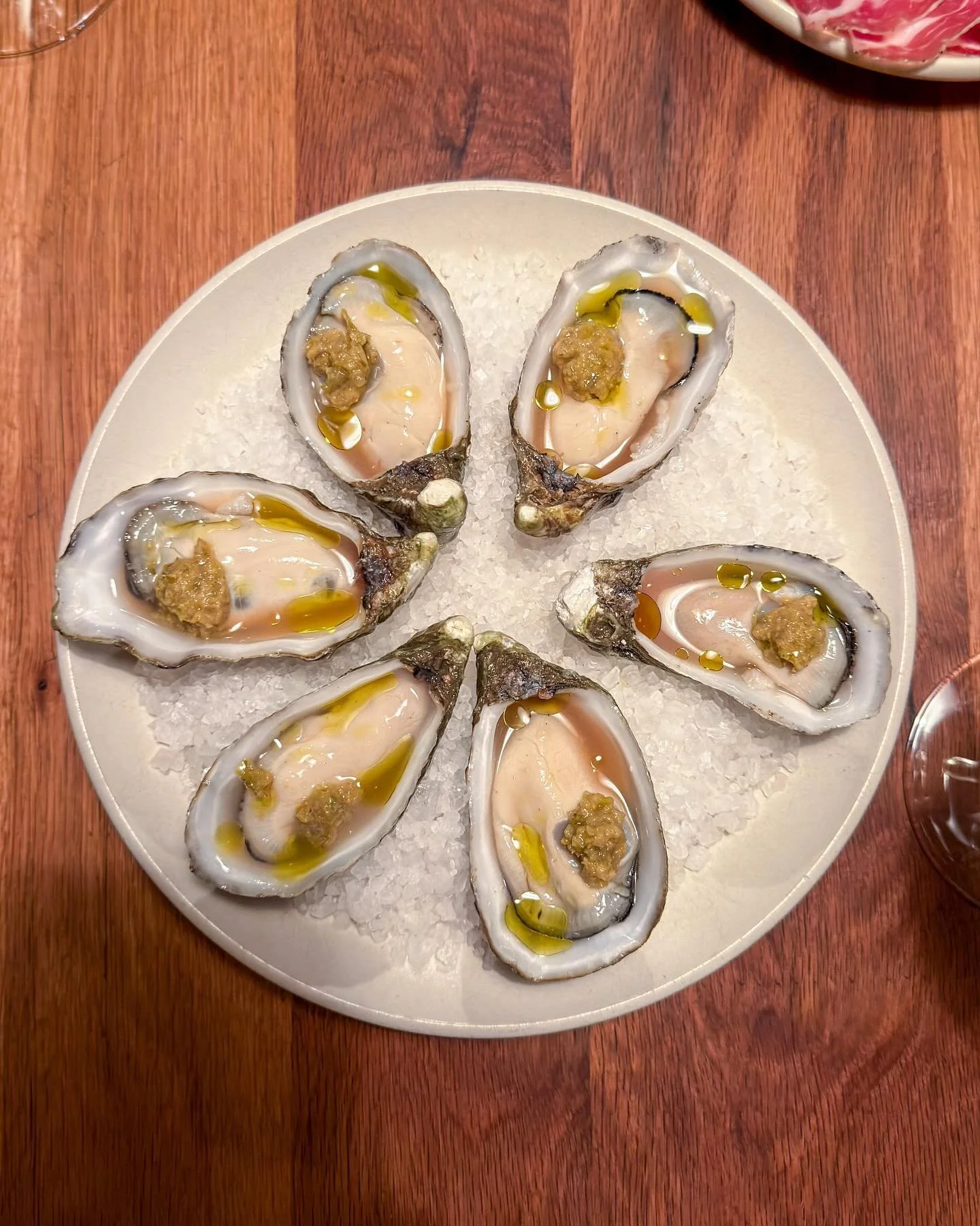 Impressions from &ldquo;Barra&rdquo; in Berlin &mdash; a casual, trendy neighborhood gem that draws guests from far beyond (including me).

Pictured:

▫️Kys oysters &amp; elderflower
▫️Trout, mussels &amp; saffron
▫️&quot;Tonnarelli&quot; cacio e pep
