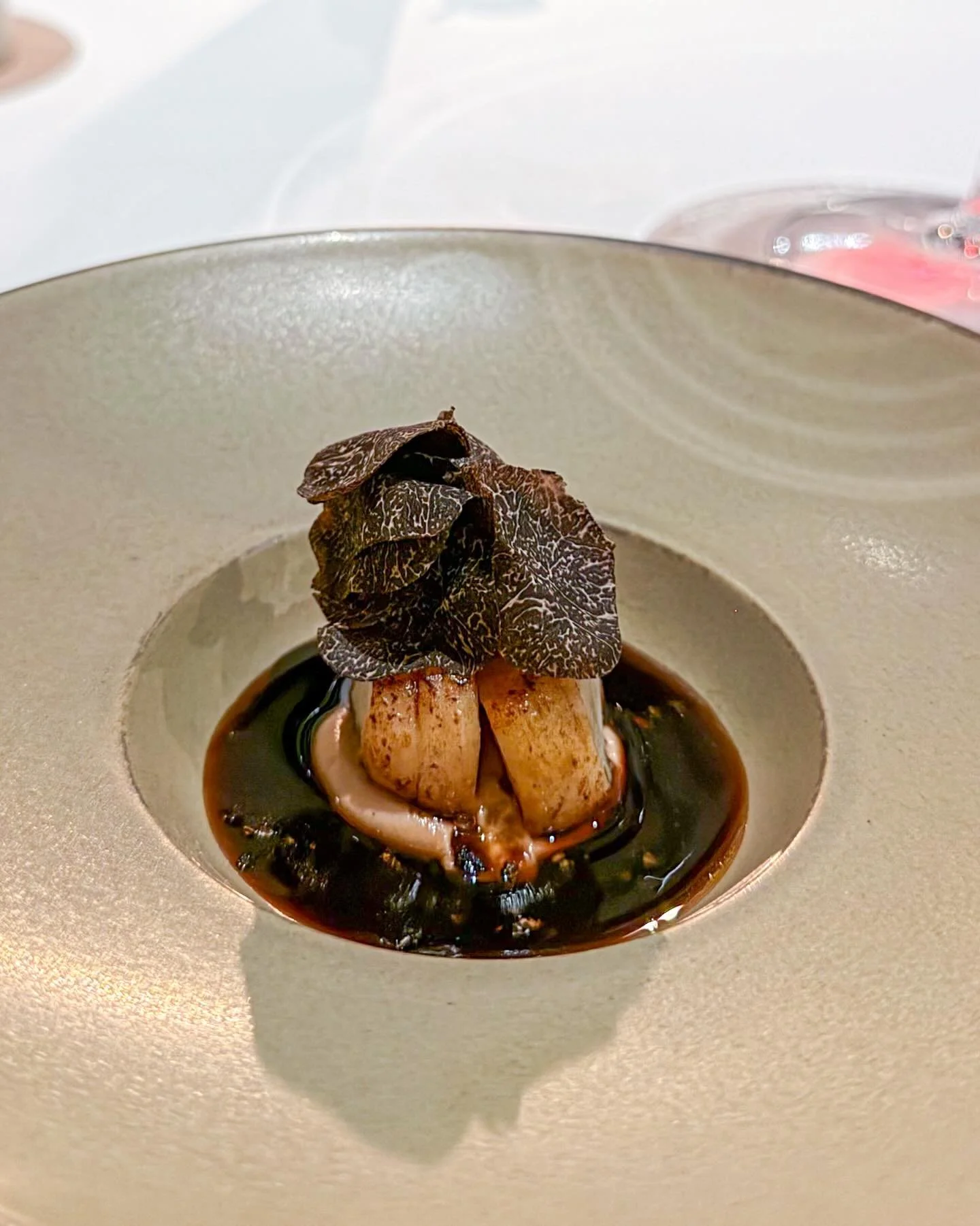 Scallop, Galician truffles, Tonda Gentile hazelnut. At two-Michelin-starred "Vinkeles" in Amsterdam. 
&mdash; 
#scallop #truffles #twomichelinstars #troisetoiles_amsterdam @restaurantvinkeles @jurgenvanderzalm @hotelthedylan