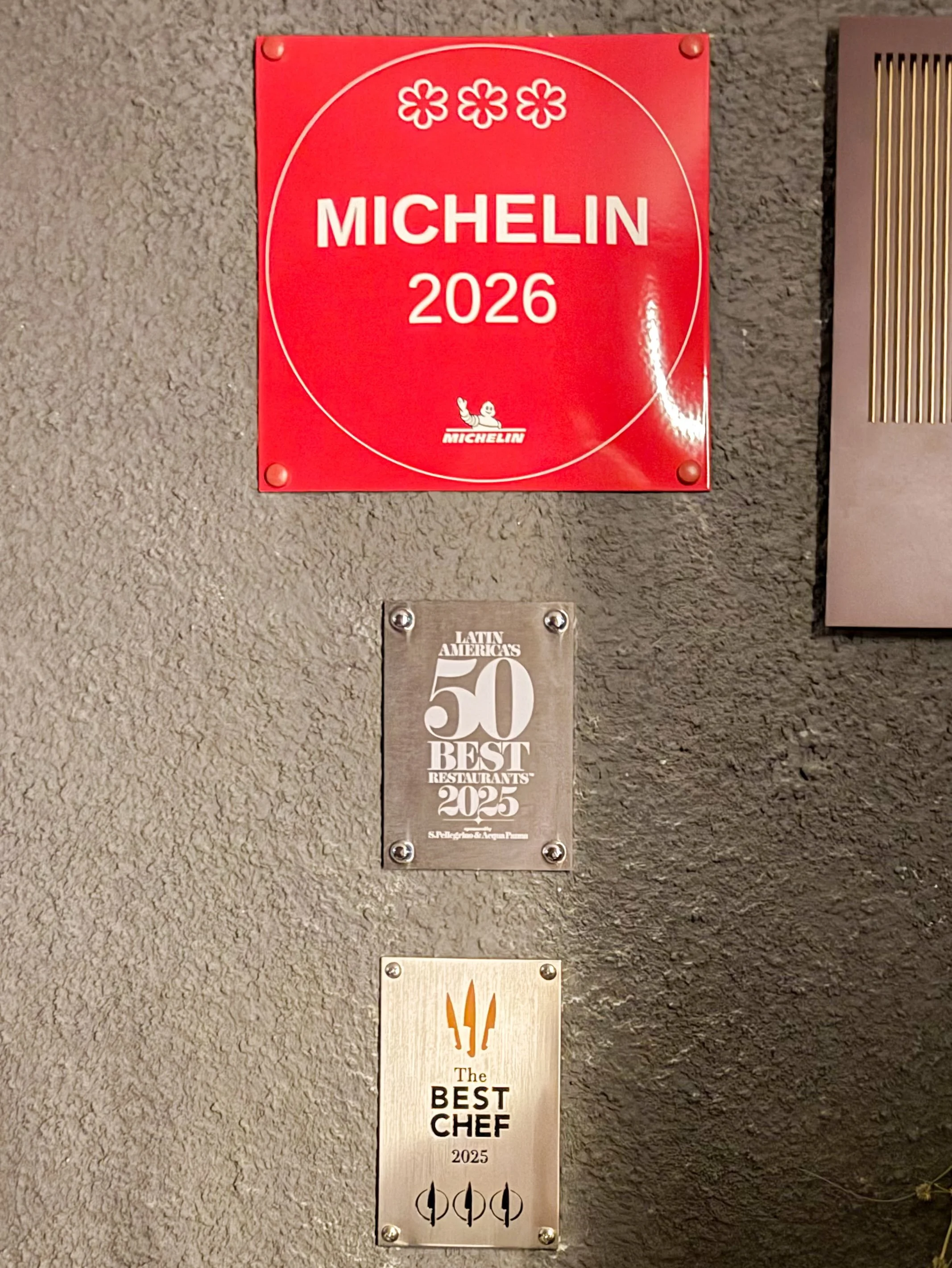 Has anyone else noticed this? @michelinguide has changed the typeface on its restaurant plaques this year to something resembling Arial.

Am I the only one who thinks it looks as though the correct font was missing when the design was opened in Micro