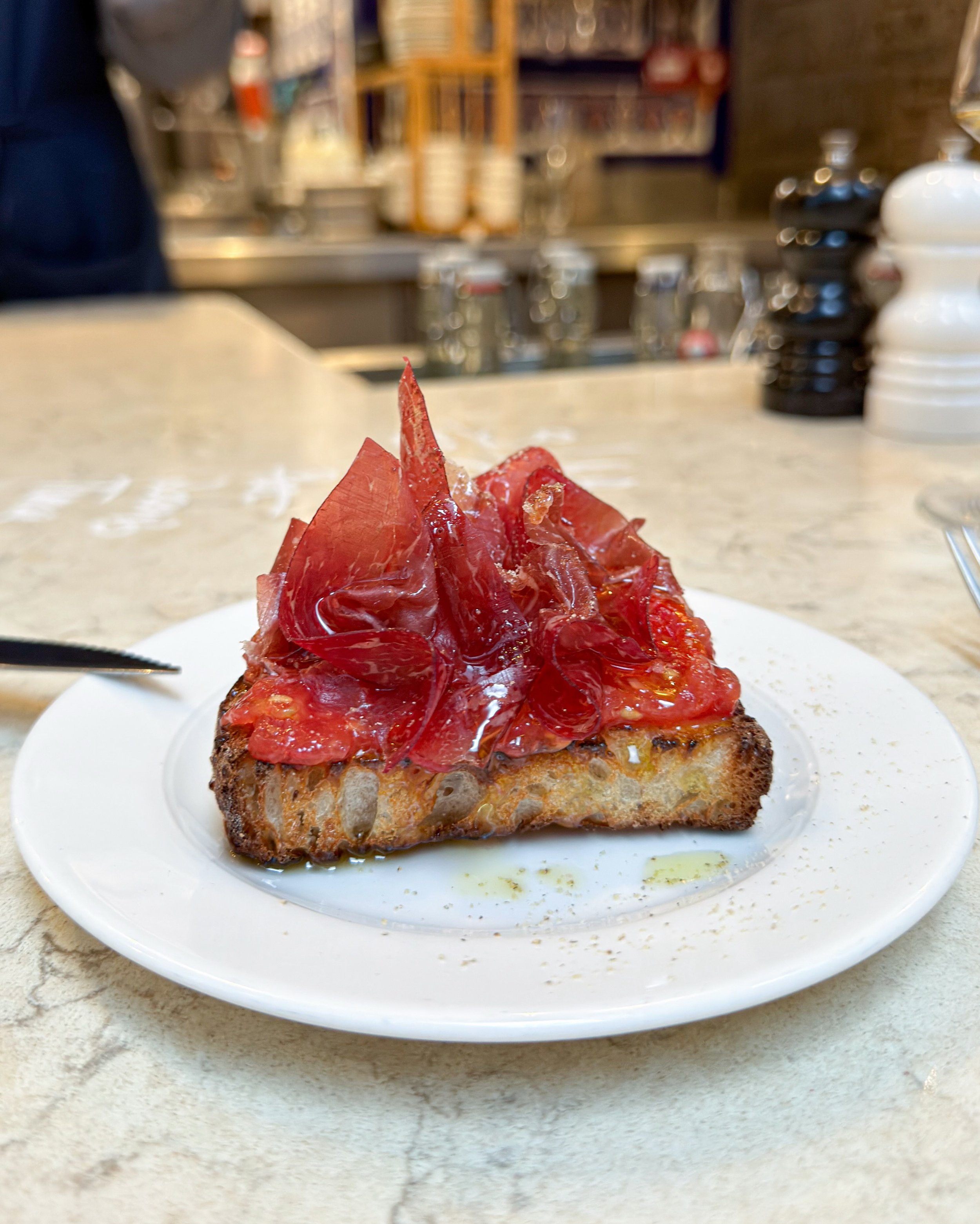 Some highlights from a recent lunch at Michelin-starred @sabor_ldn in London:

&bull; Pan tomate, Cecina
&bull; Monkfish tempura, chili jam aioli
&bull; Gernika peppers, crisps
&bull; Milk-fed lamb sweetbreads, capers

📍 Sabor, London
⭐ Michelin

A 