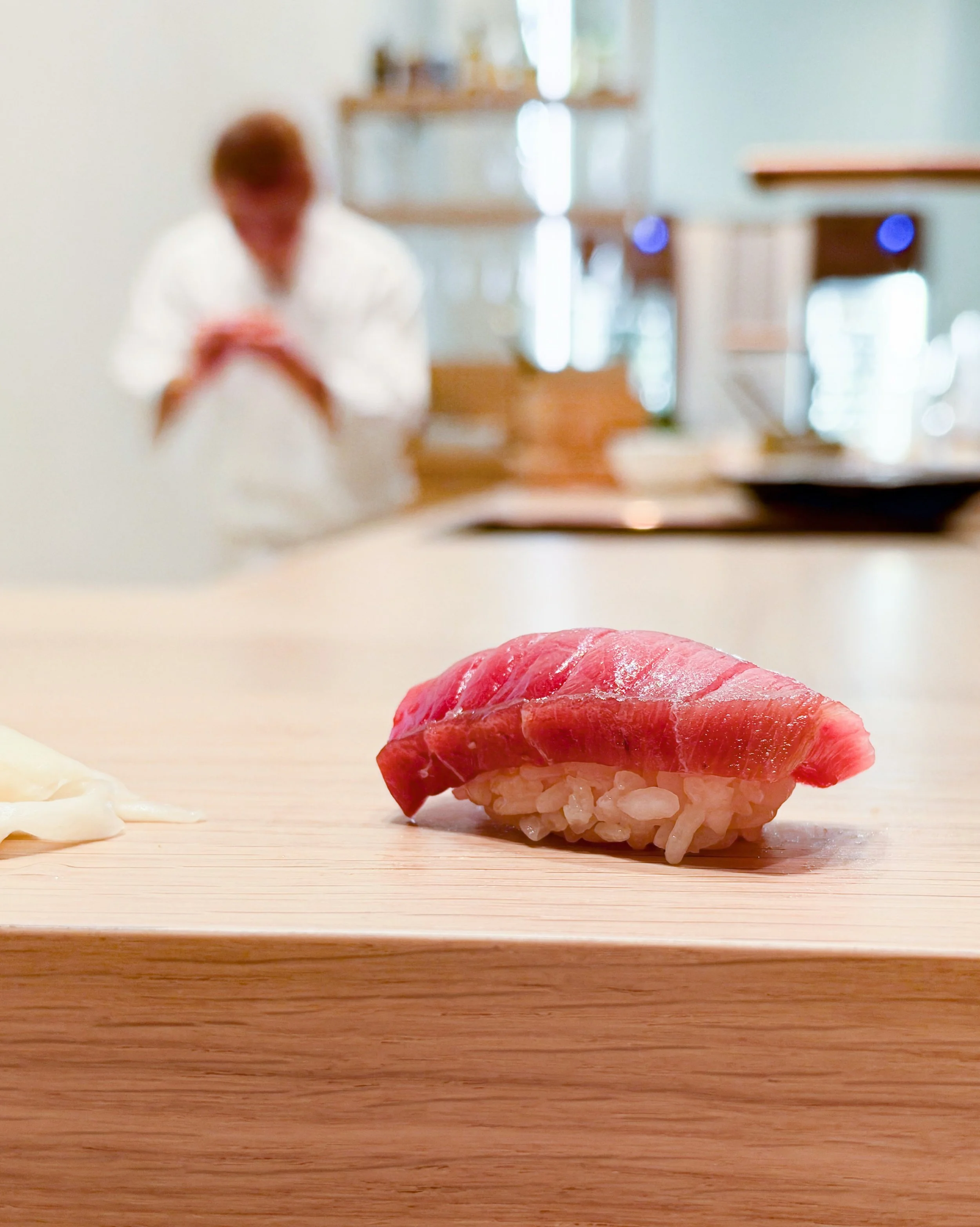 (➡️ N&auml;chste Slide f&uuml;r Deutsch.)

Almost out of nowhere, a restaurant has appeared in Hamburg&rsquo;s HafenCity that I never expected to find here: Torii Shigeru.

For the first time, Hamburg now has an authentic Edomae sushi experience in a