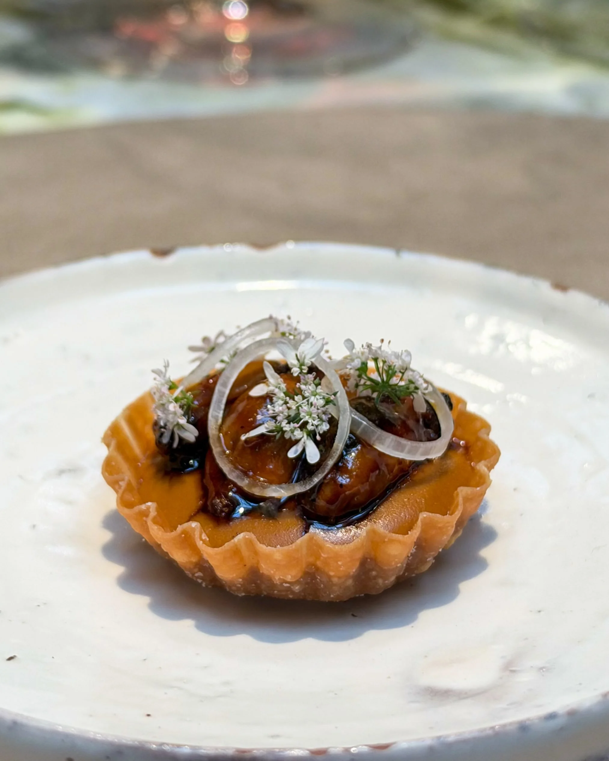 Some impressions from two-Michelin-starred Quintonil in Mexico City. Review to follow. Spoiler: worth a trip. 

Grilled mussel, mole with scallops and chili

Baja oyster, cucumber, red onion, dashi

Pipi&aacute;n, spot prawn, flowers

📍 Quintonil ⭐⭐