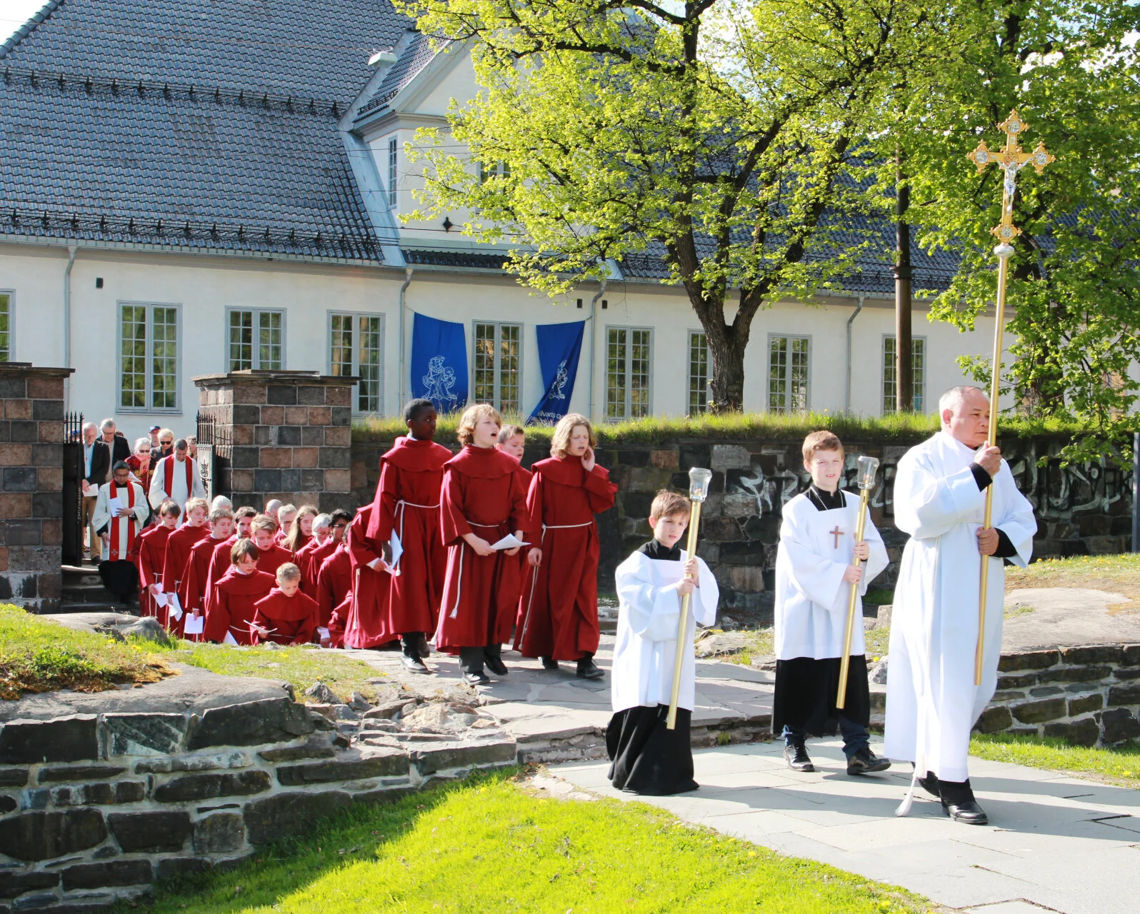  Prosesjon med St. Hallvard-guttene er ofte med i vesper i  Domkirkeruinene (©Oslo ladegård)     