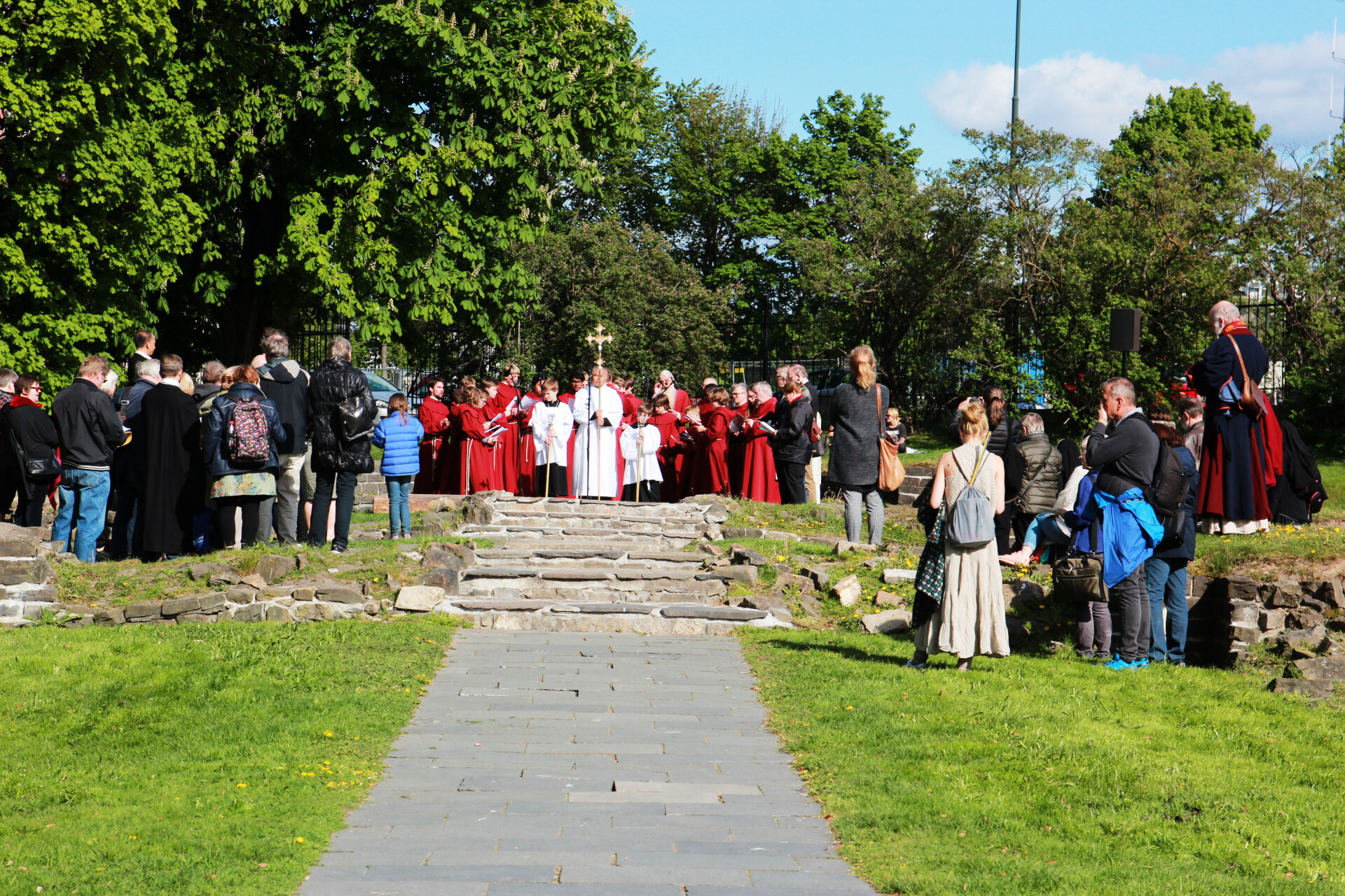  Prosesjon med St. Hallvard-guttene er ofte med i vesper i  Domkirkeruinene (©Oslo ladegård)   