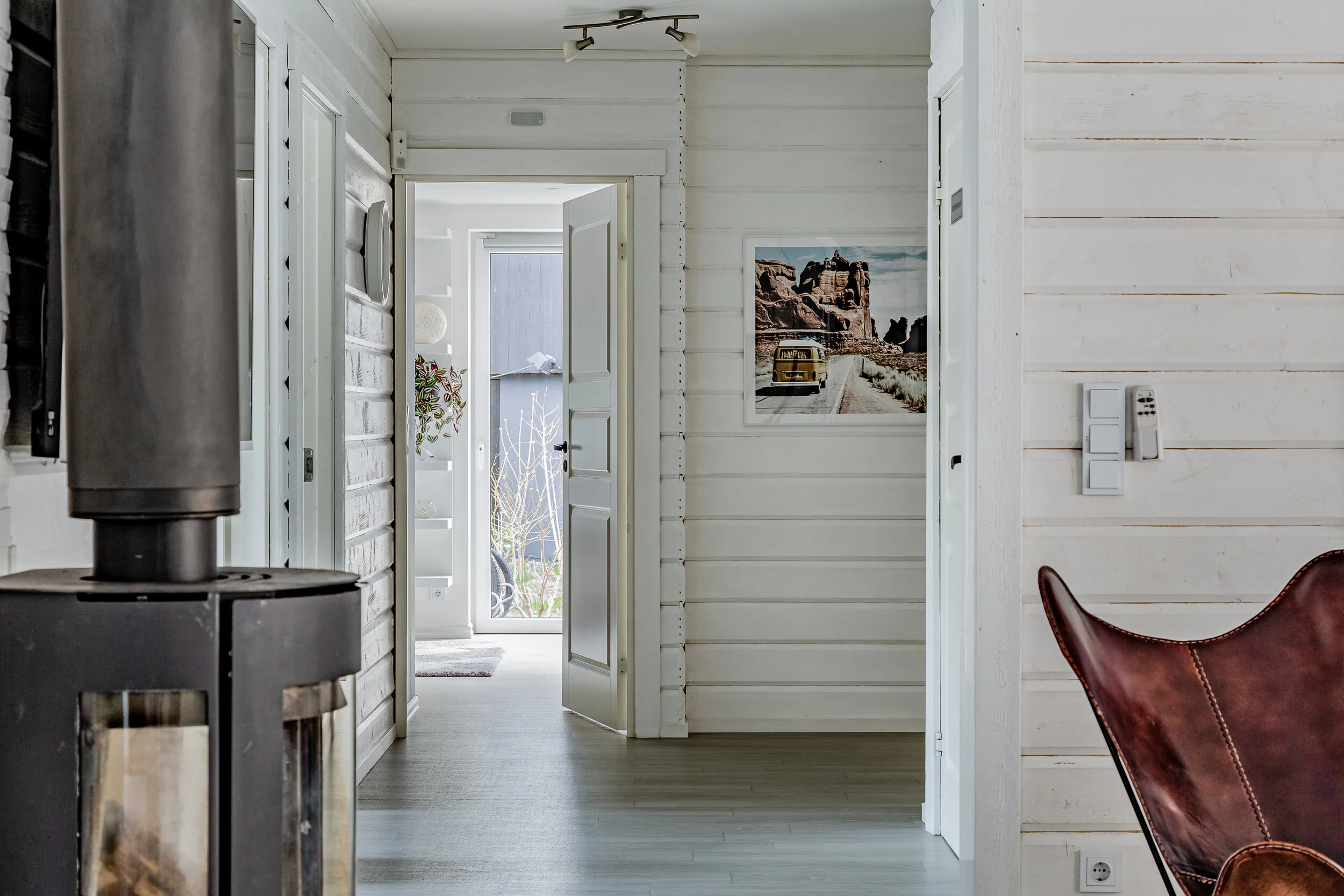 interior-photography_real-estate_white_luxury-villa_sweden_peter-strandberg_www.peopleandlifestyle.com.JPG