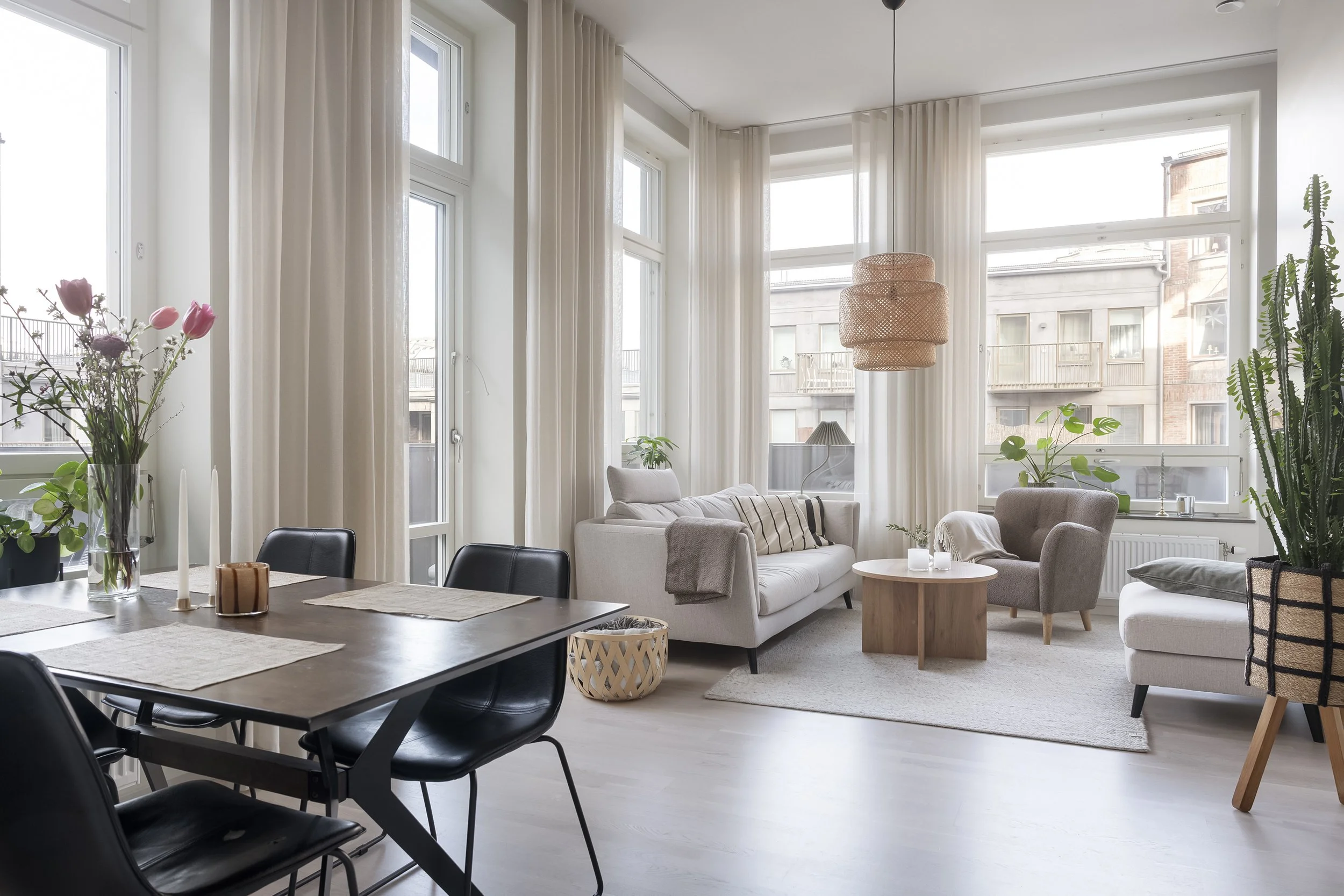 living-room_high-cealing-living-room_interior-photography-www.peopleandlifestyle.com.JPG