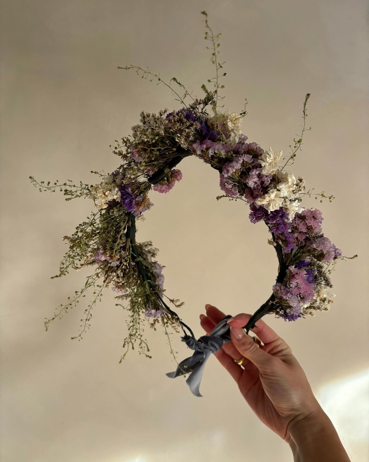 It&rsquo;s a week of event releases for Kinsbrook this week - and tonight, we&rsquo;re releasing tickets for a May Flower Crown Workshop on Saturday 4th May, with incredible local flower farmer and florist Victoria from @sussexfarmhouseflowers 

Set 