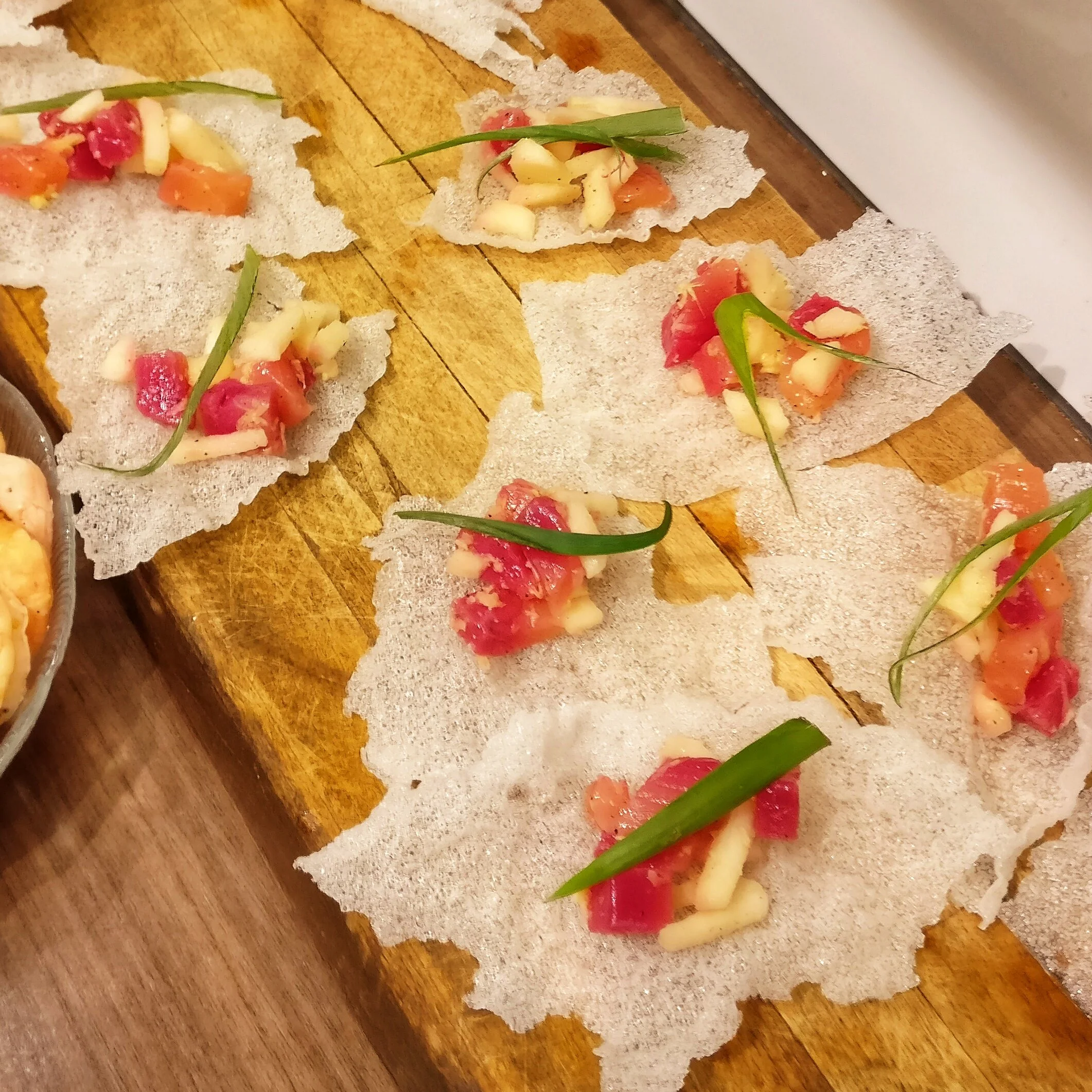 Asiatisk lax i friterat rispapper 