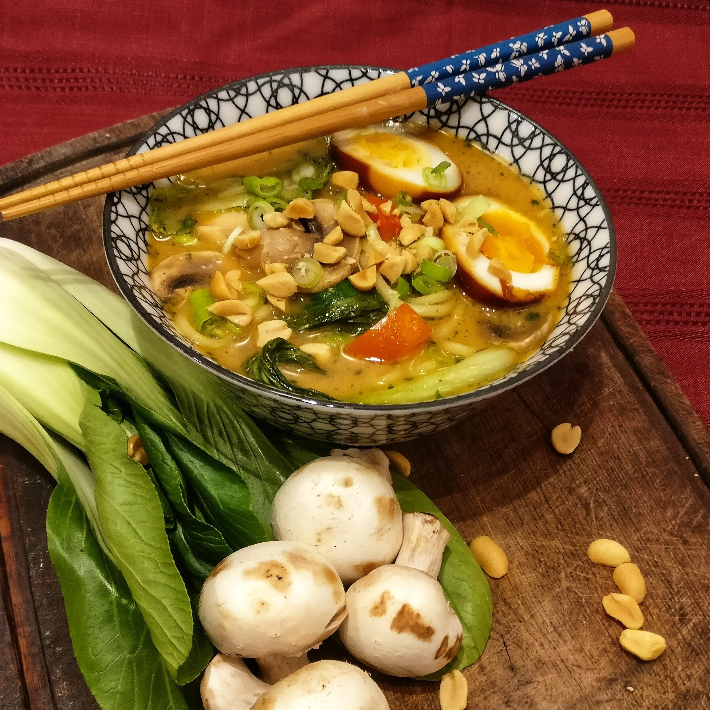 Ramensoppa med kyckling och jordnötter 