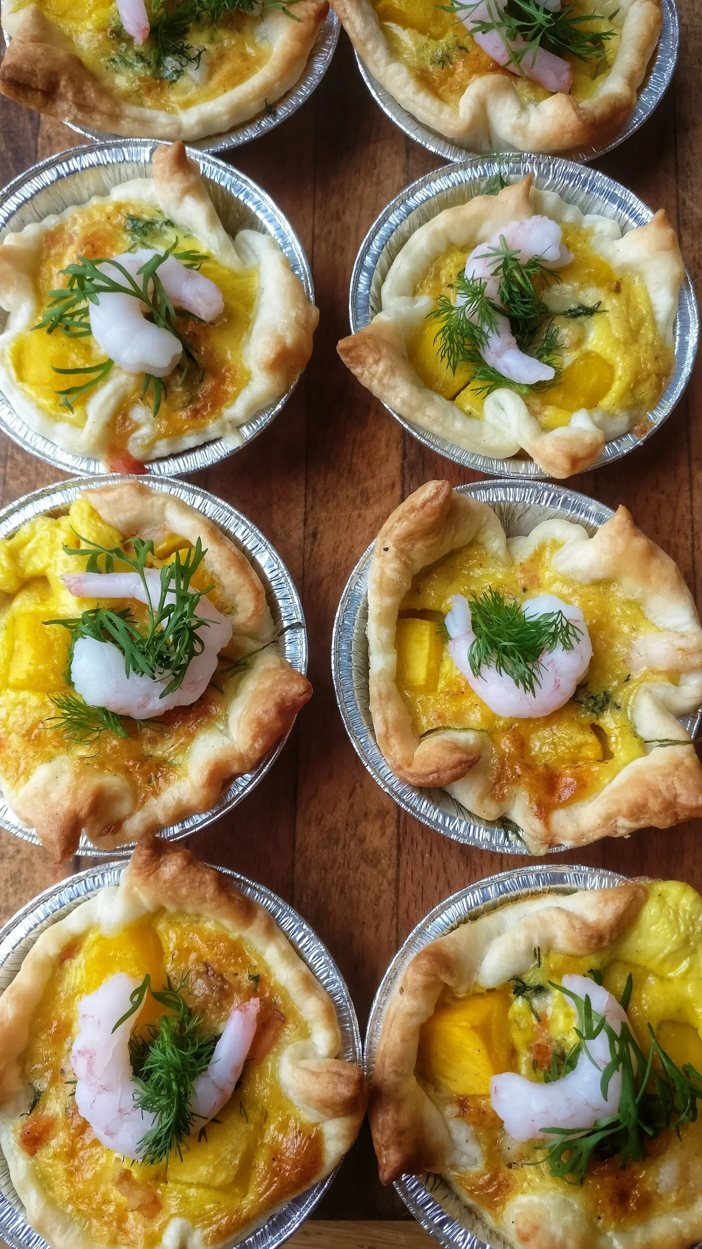 Minipajer med räkor, lax och mango 