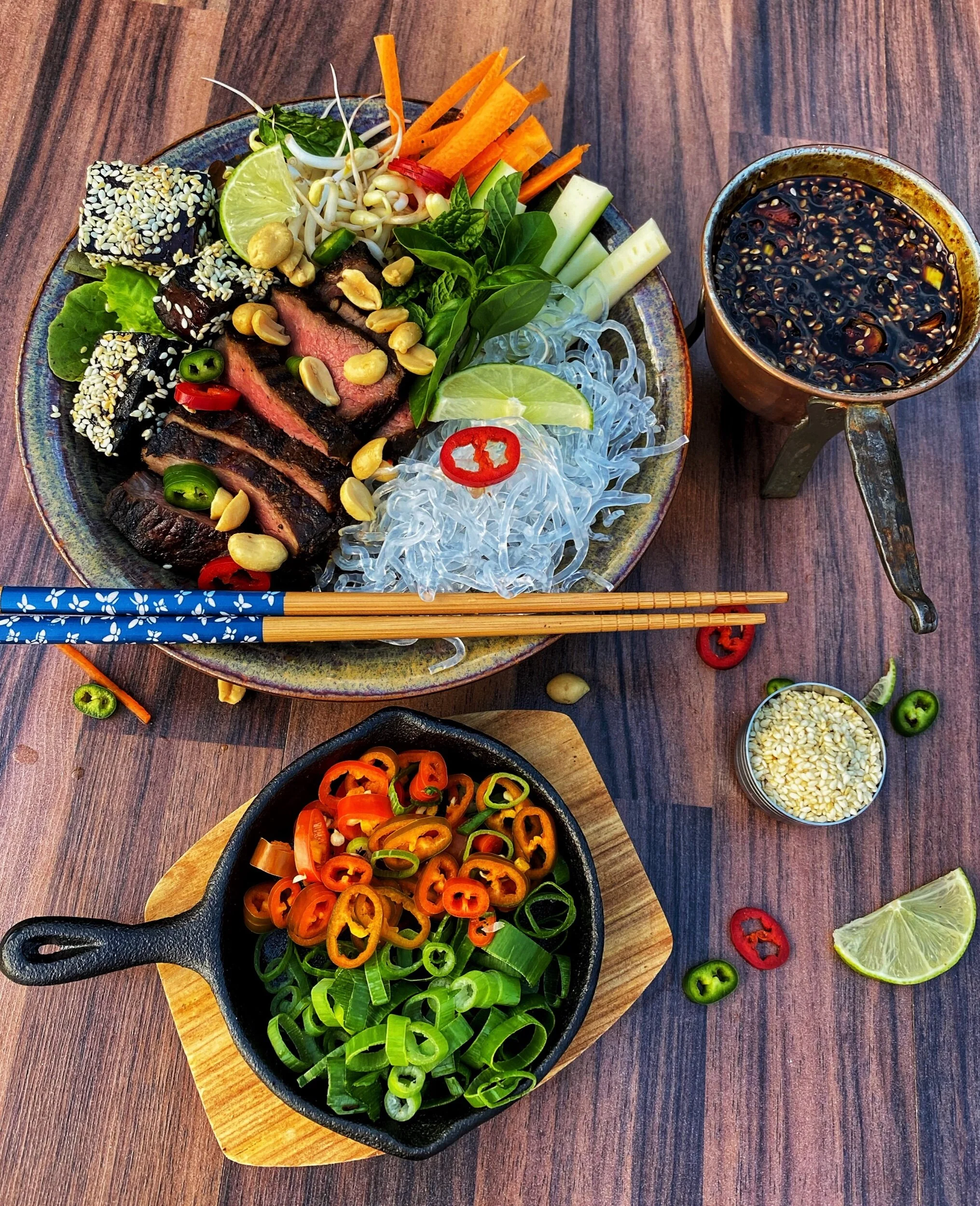 Rökt tofu och biff i nudelbowl 