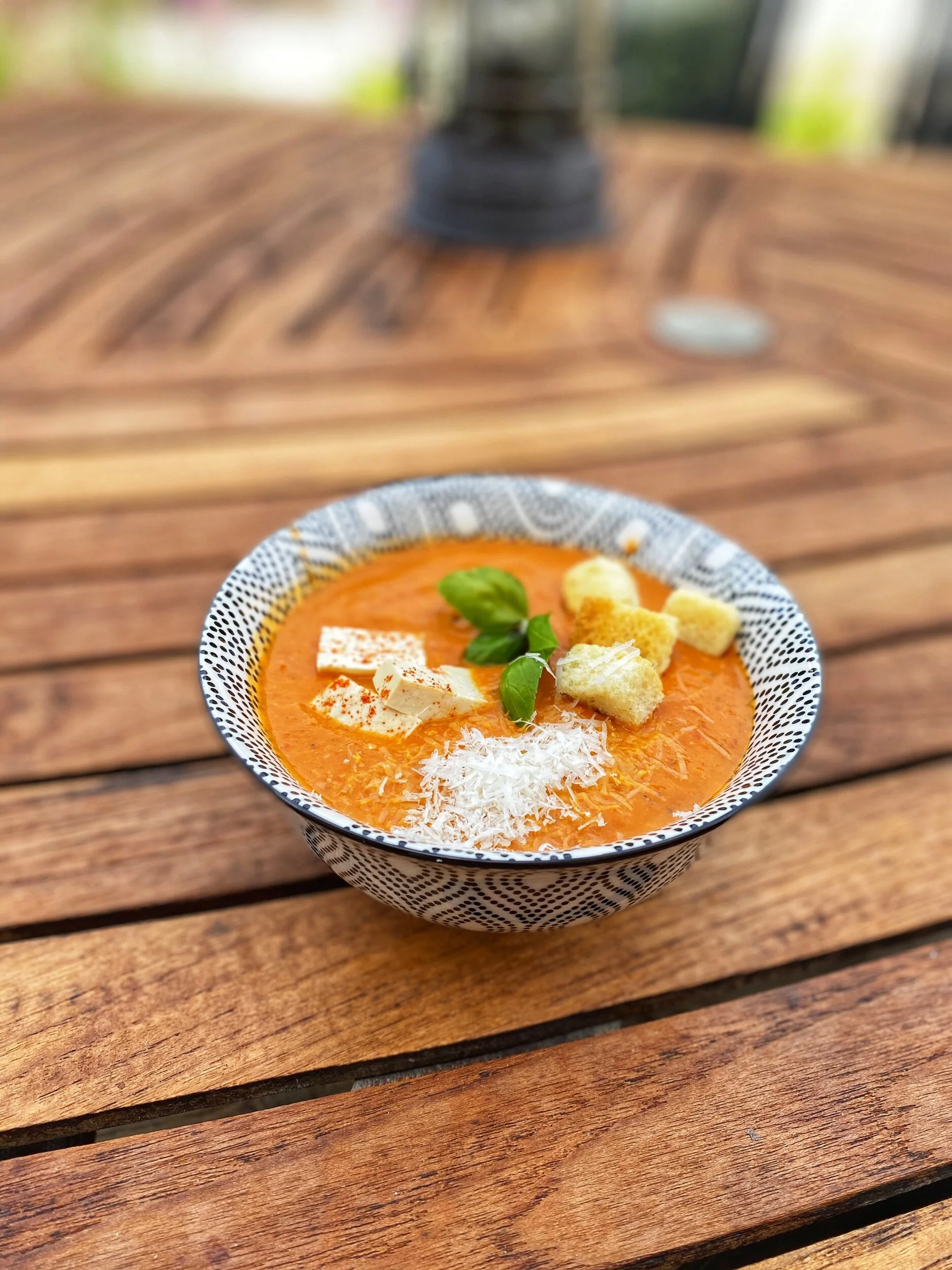 Rostad tomatsoppa med tofu, krutonger och parmesan