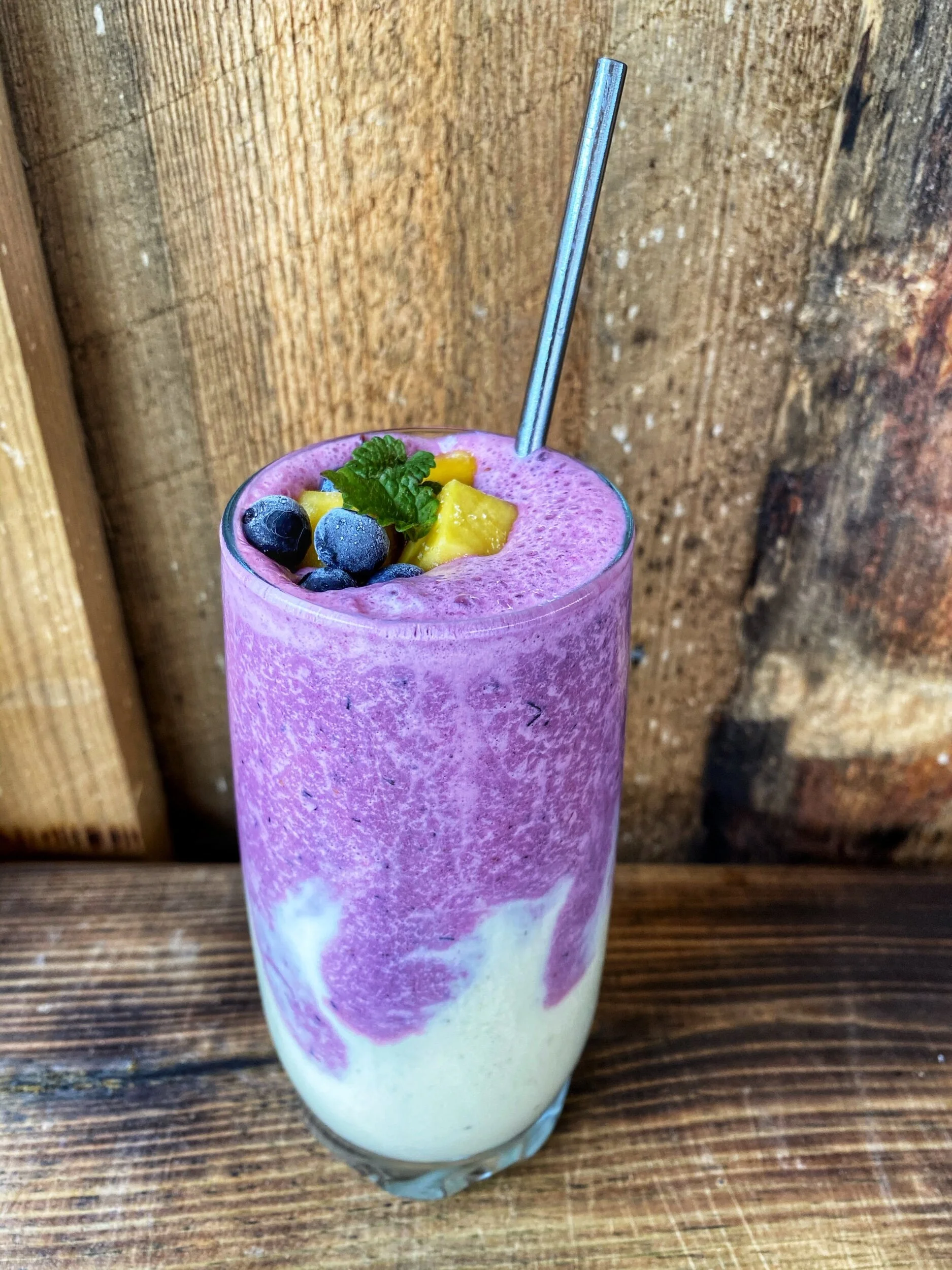 Smoothie med mango, banan och blåbär 