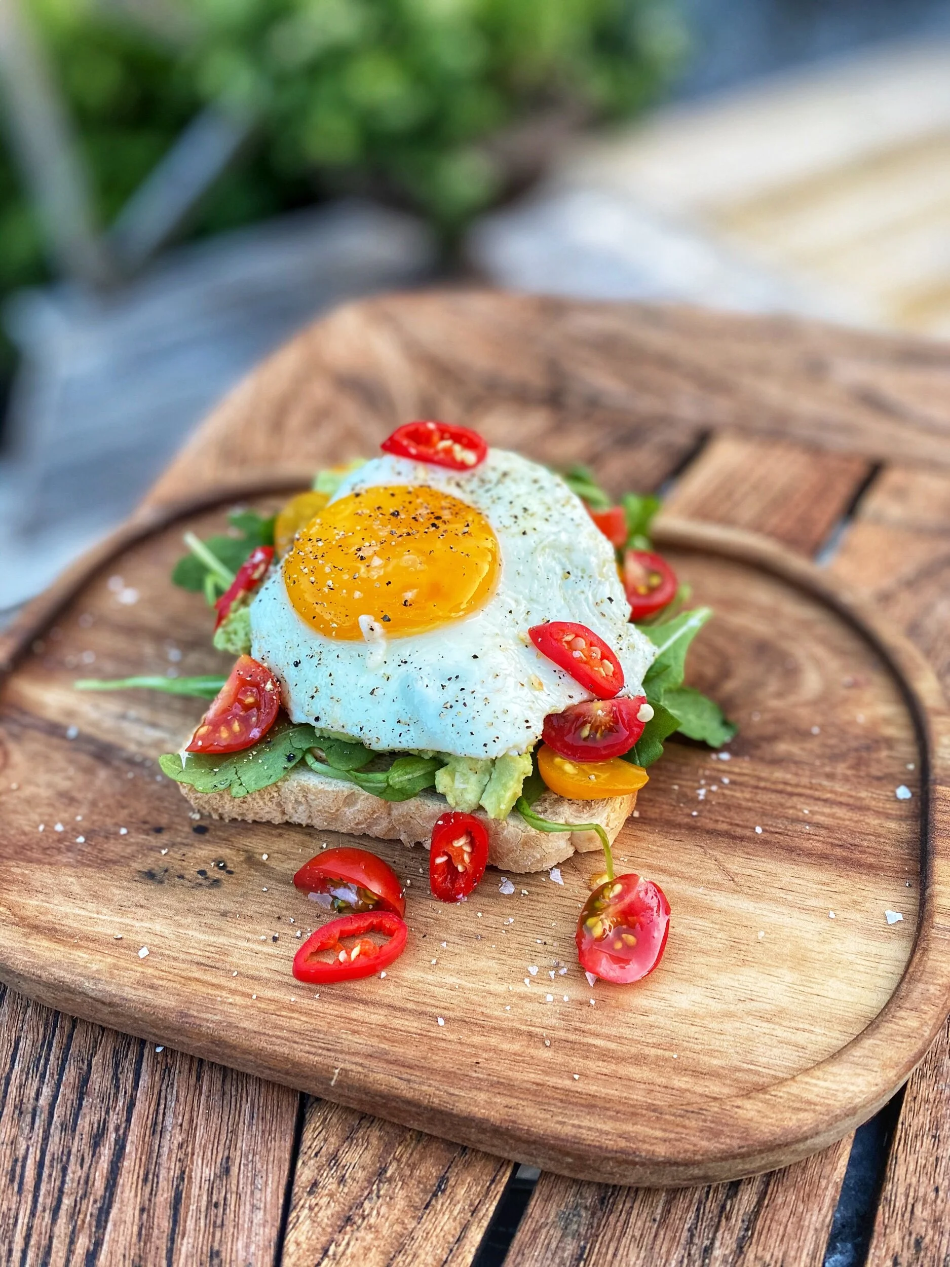 Avocadotoast      med stekt ägg 