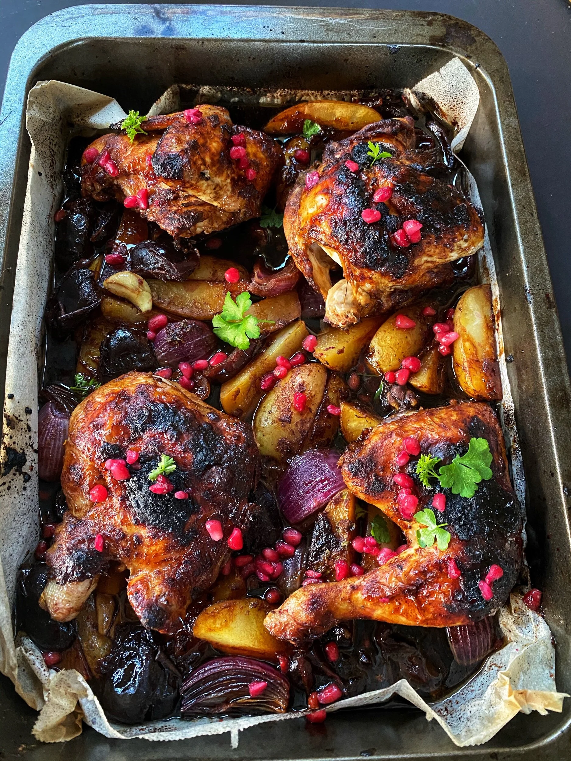 Rostad kycklingpanna med potatis och granatäppelsirap 
