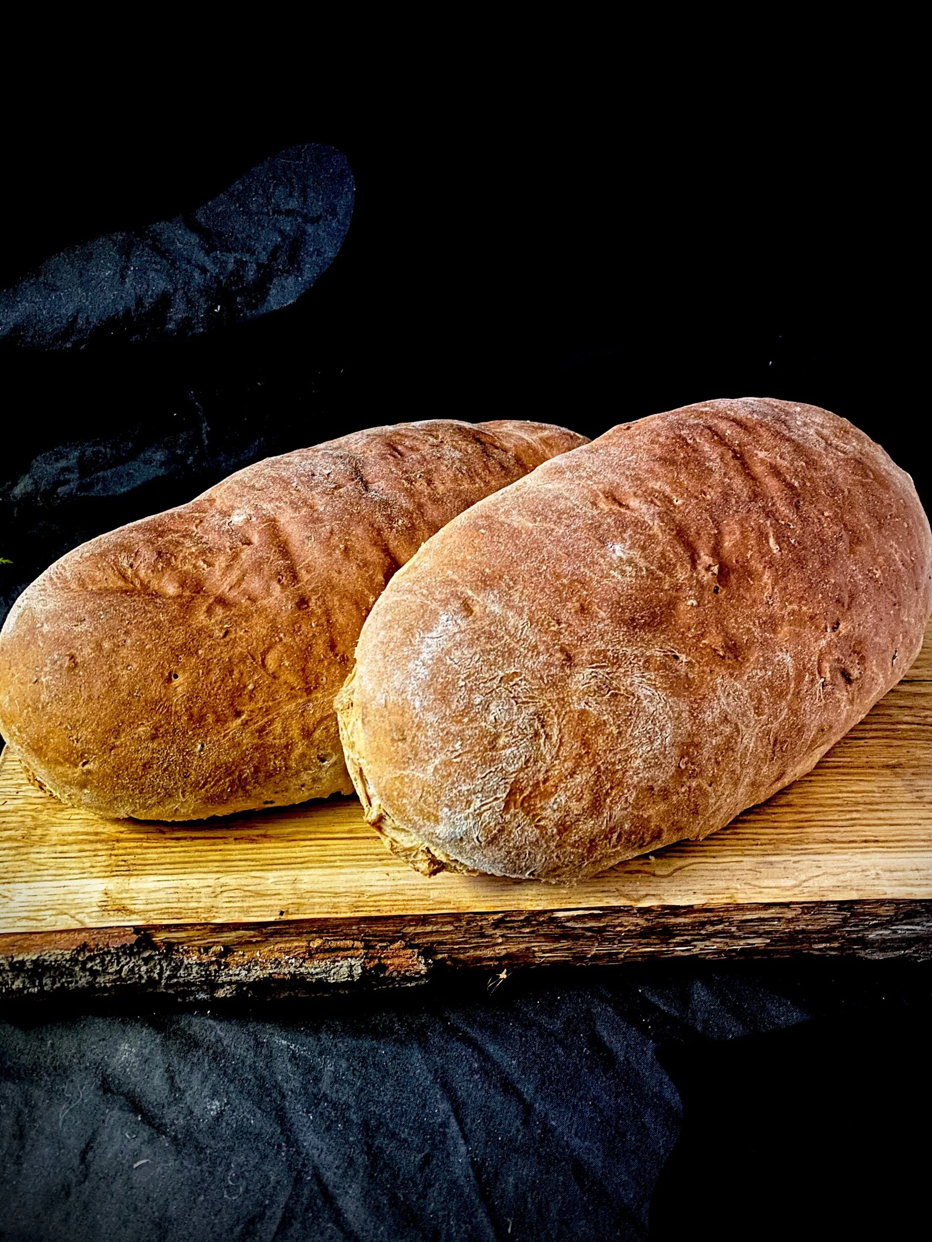 Rågsiktslimpa med valnötter och dadlar 